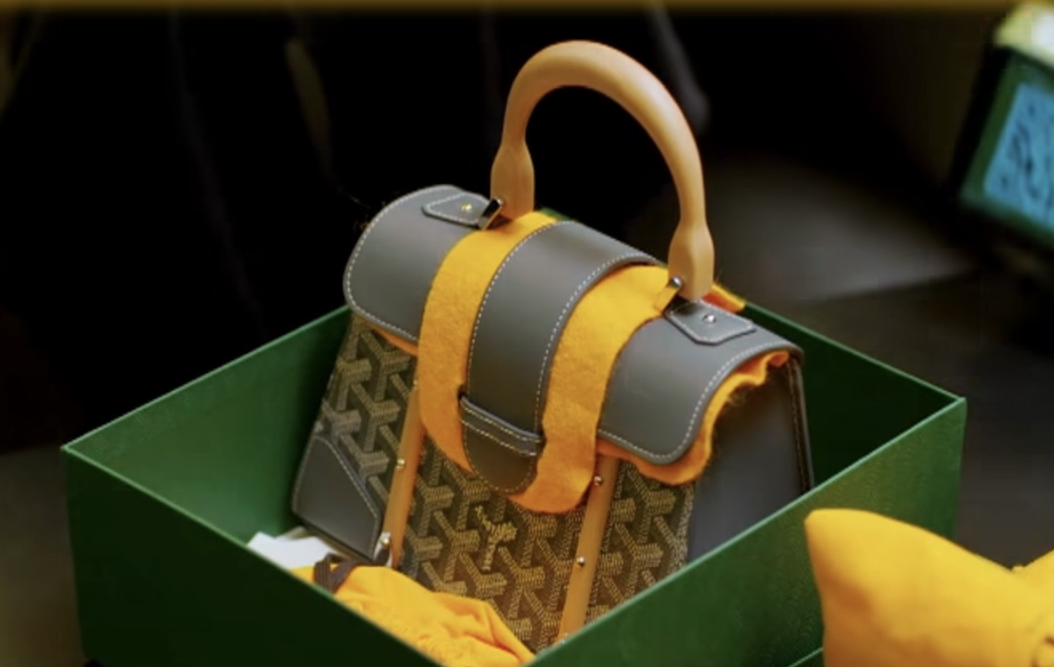 Túi Goyard Saïgon Souple Mini Bag xuất hiện trong phim "Gió Ngang Khoảng Trời Xanh".