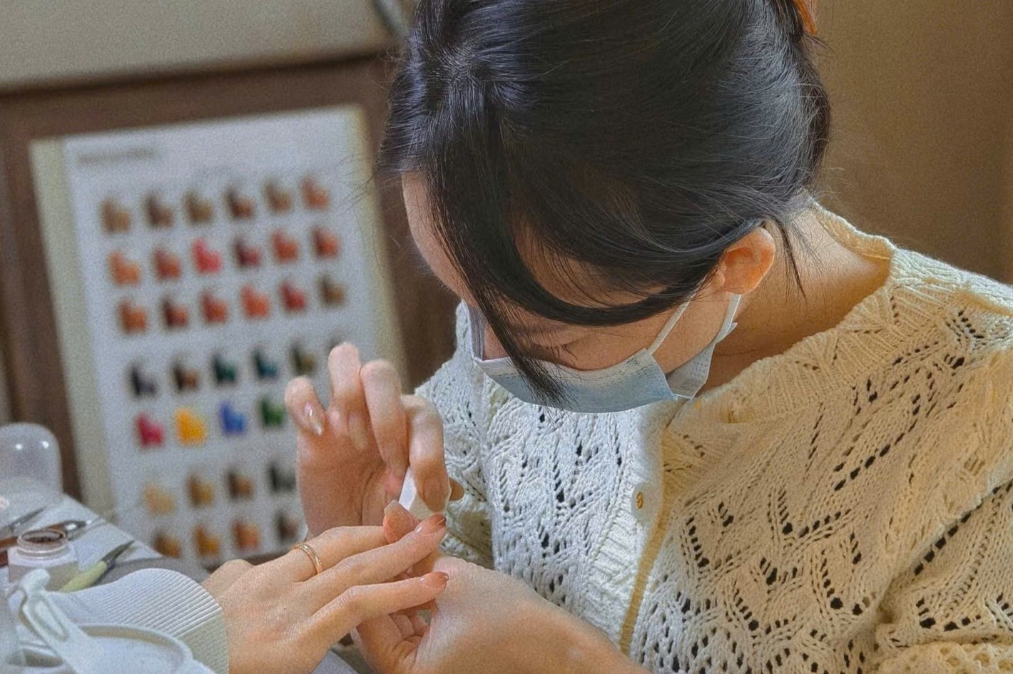 Chi ca ty dong hoc thac si tai chinh o Canada roi lam tho nail hinh anh