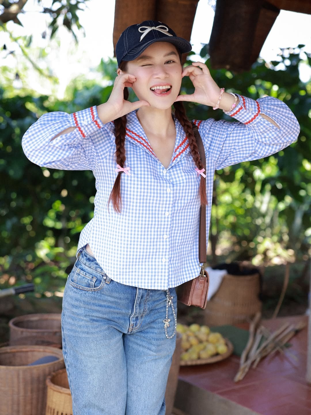 Ngọc Trinh theo mốt không quần đón tuổi mới
