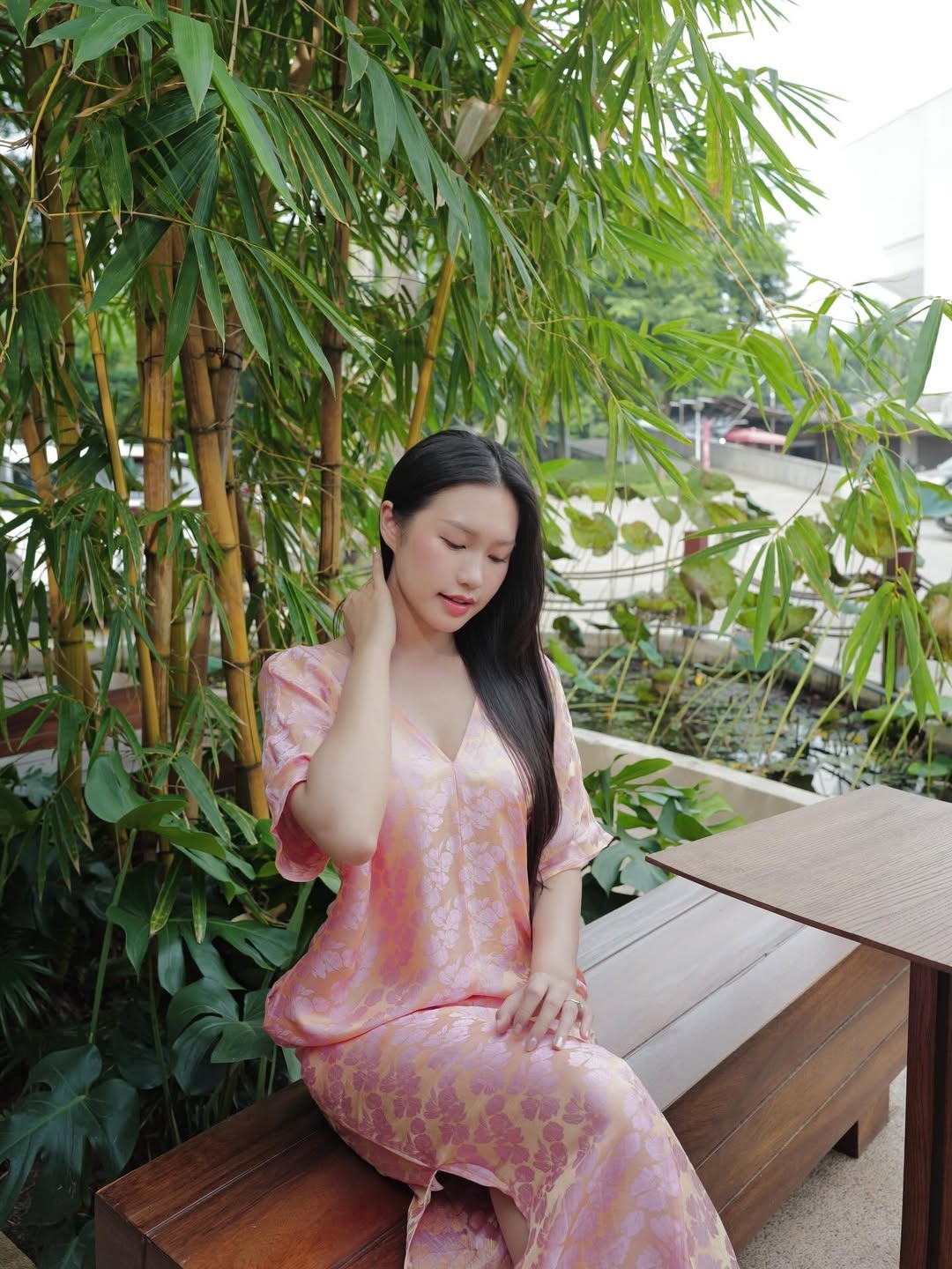 Trong_khung_hinh_nhieu_la_xanh_tui_chon_lam_sac_hong_lang_le._.jpg