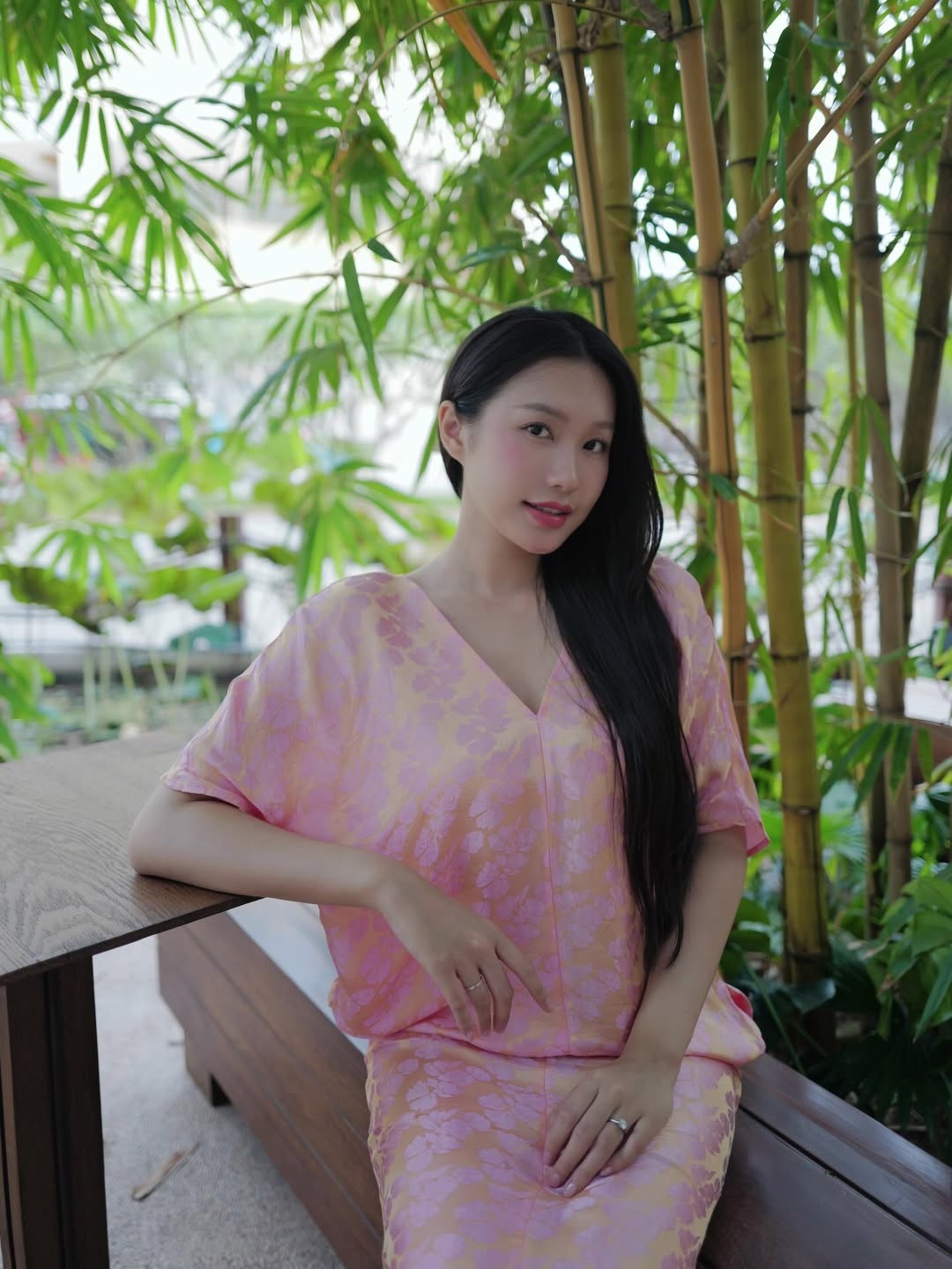 Trong_khung_hinh_nhieu_la_xanh_tui_chon_lam_sac_hong_lang_le._1_.jpg