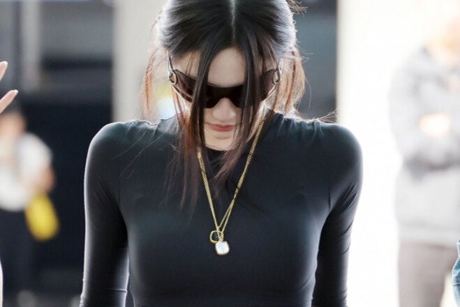 Ao nguc 'bien mat' cua nu ca si Trung Quoc hinh anh