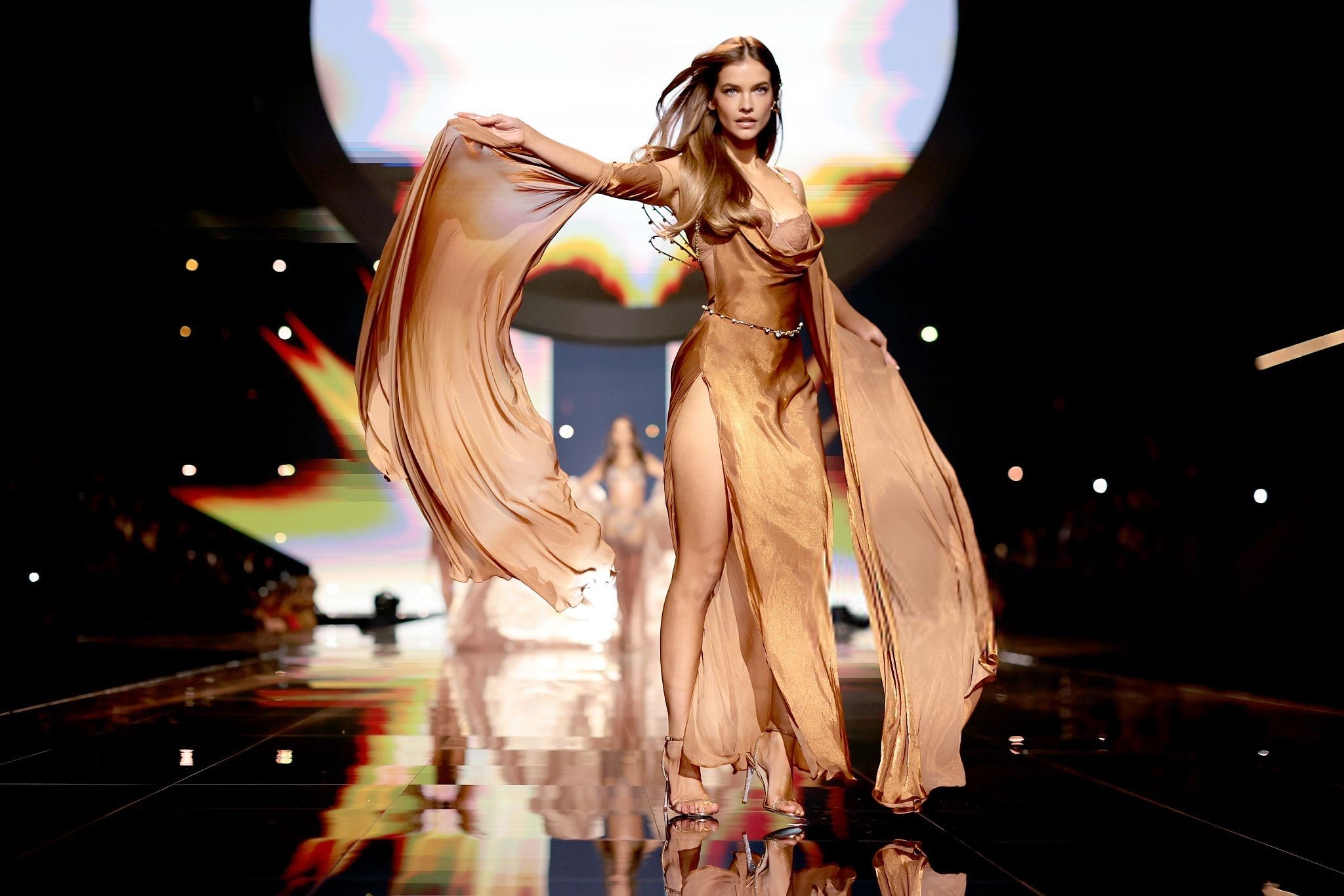 Victoria’s Secret Fashion Show 2025 có thiên thần chân gãy, mẹ bầu!