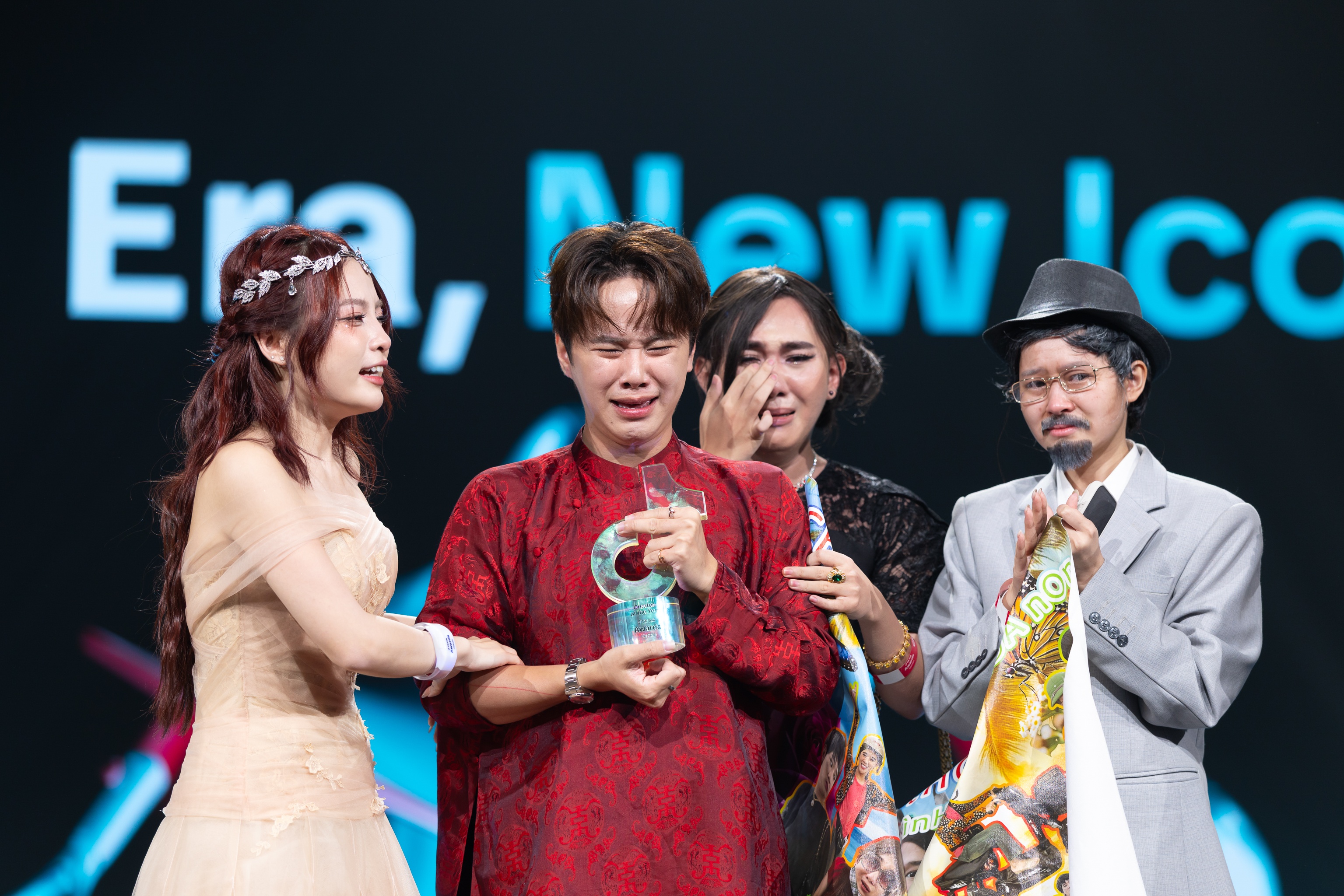 Con Co Day khoc nuc no tai TikTok Awards 2025: ‘Tu nhien toi thang’ hinh anh