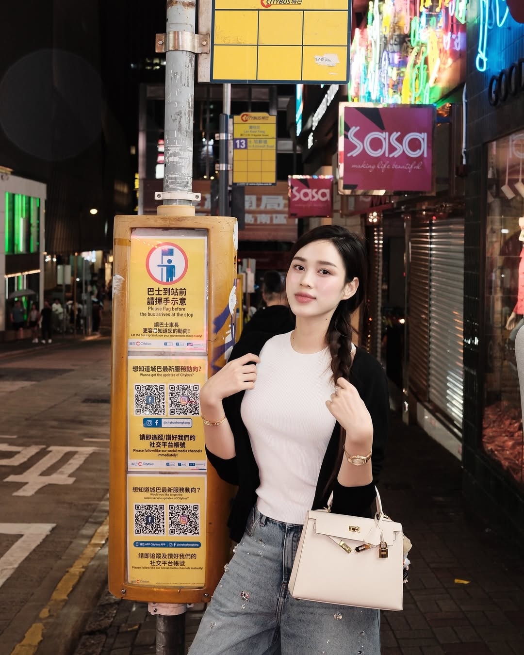 Hong_Kong_by_night_.jpg