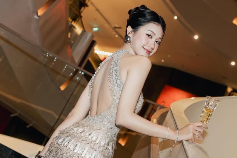 Vo Doan Van Hau khoe lung tran quyen ru hinh anh