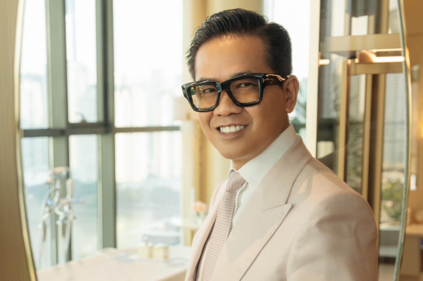 Thay gi tu dinh vi 'luxury' cua NTK Thai Cong? hinh anh