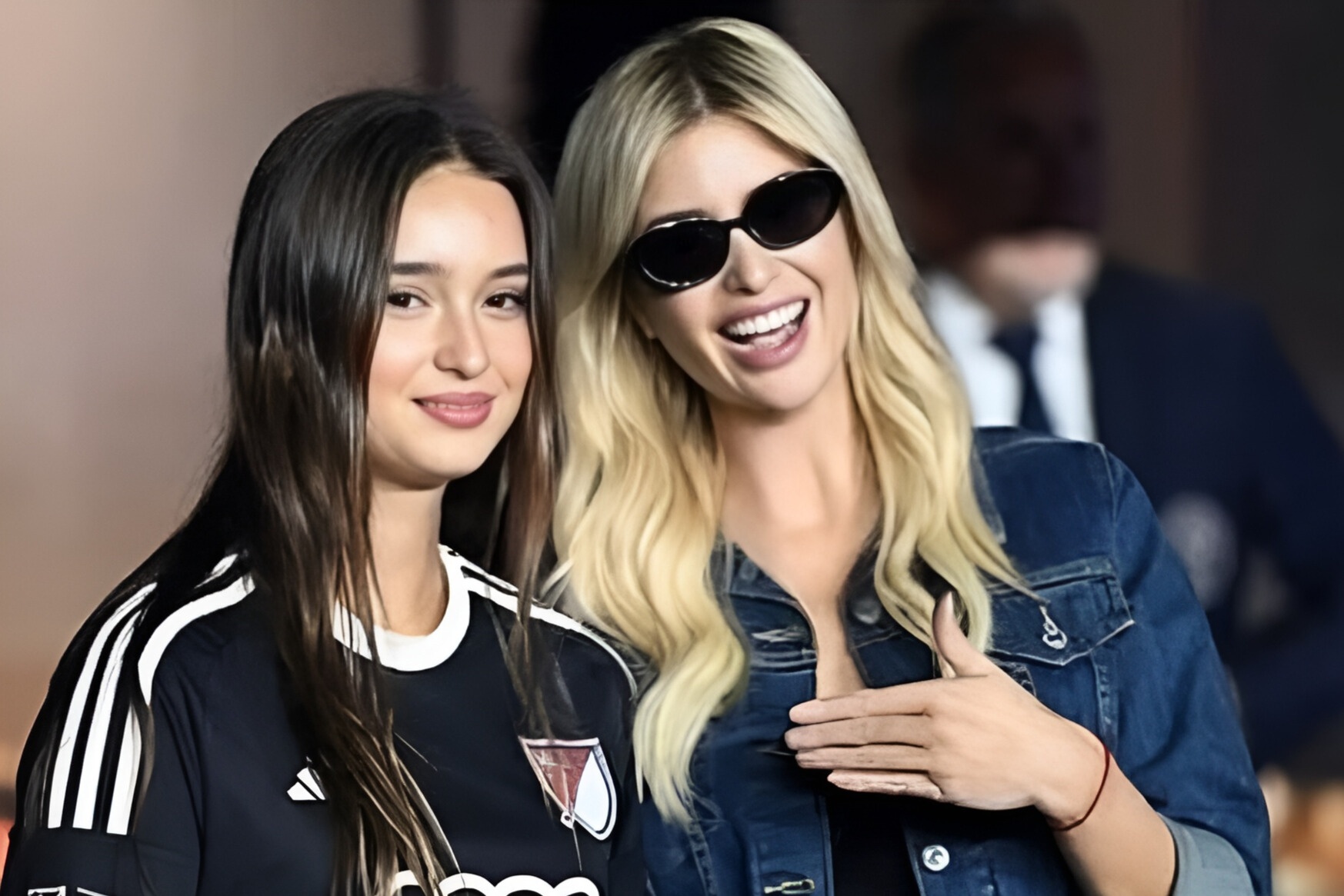 Chau ngoai ong Trump nam tay Messi ra san hinh anh