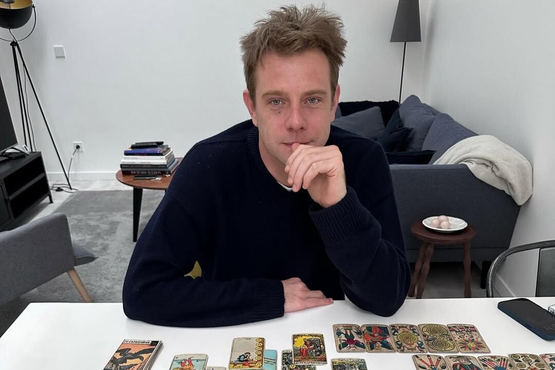 Thuc hu buc anh nguoi dan ong ngoi xem tarot gay sot MXH hinh anh