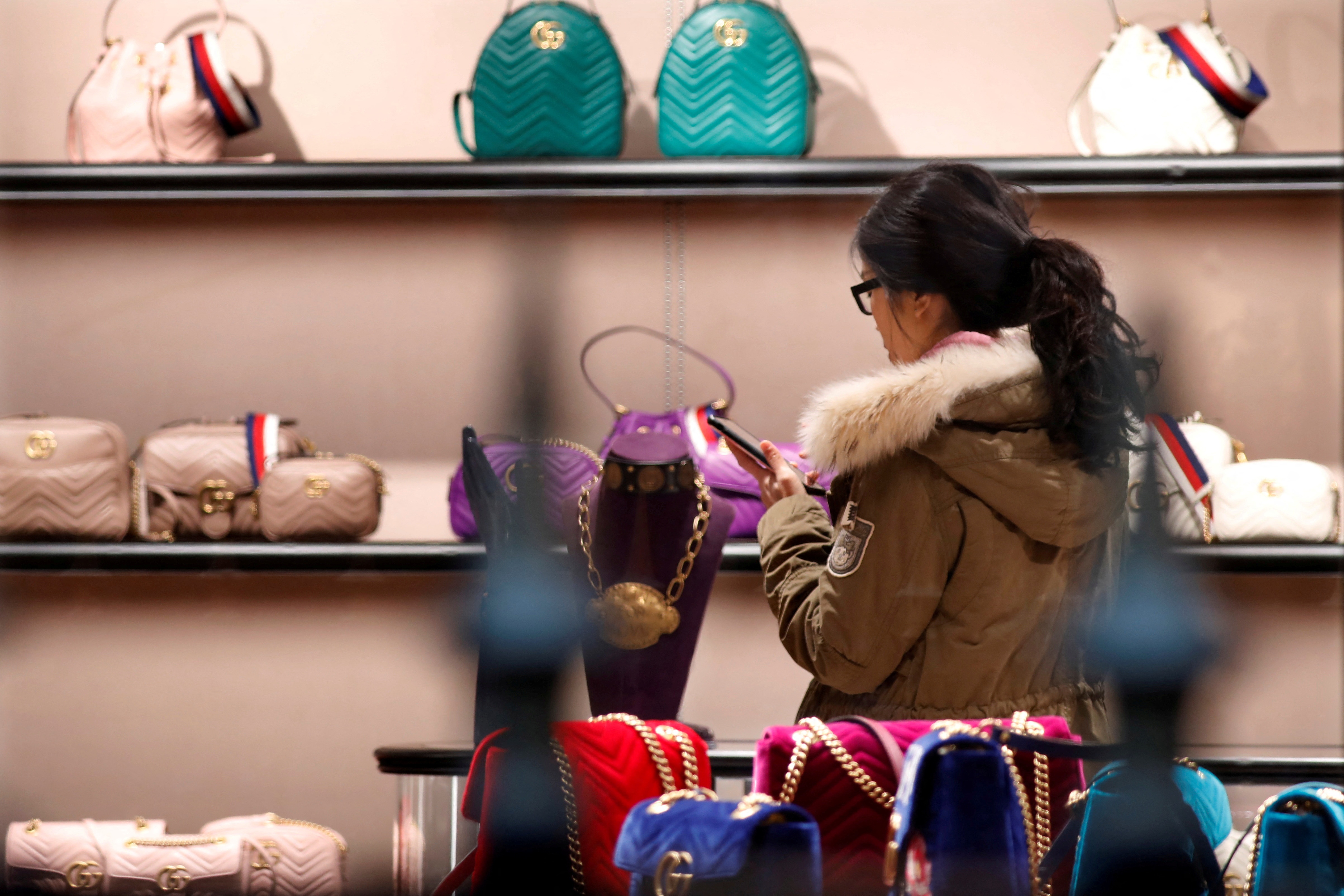 Italy mo cuoc dieu tra Gucci, Prada va 11 hang thoi trang xa xi hinh anh