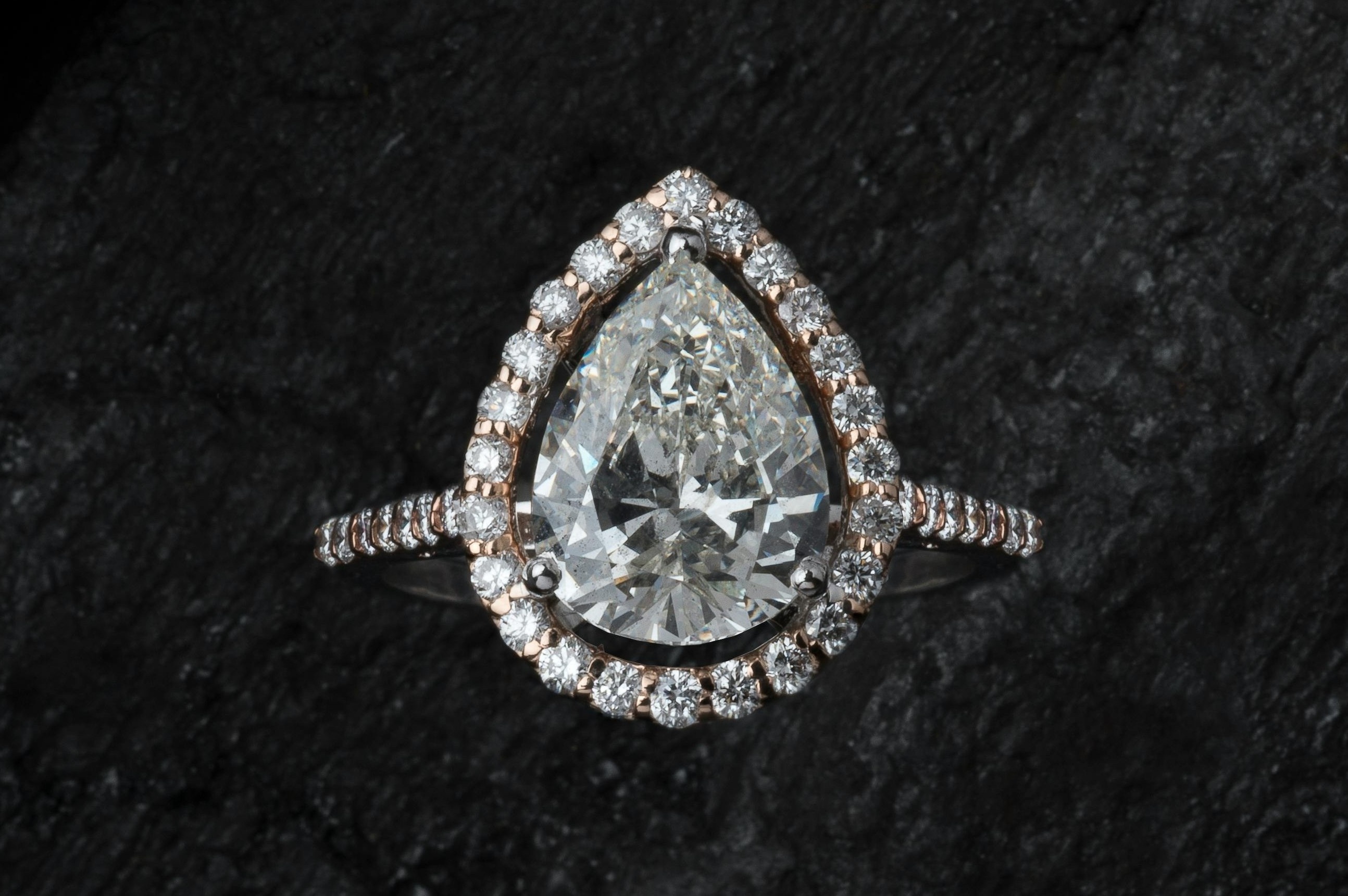 Vi sao cau hoi 'kim cuong that hay nhan tao' gay tranh cai hinh anh