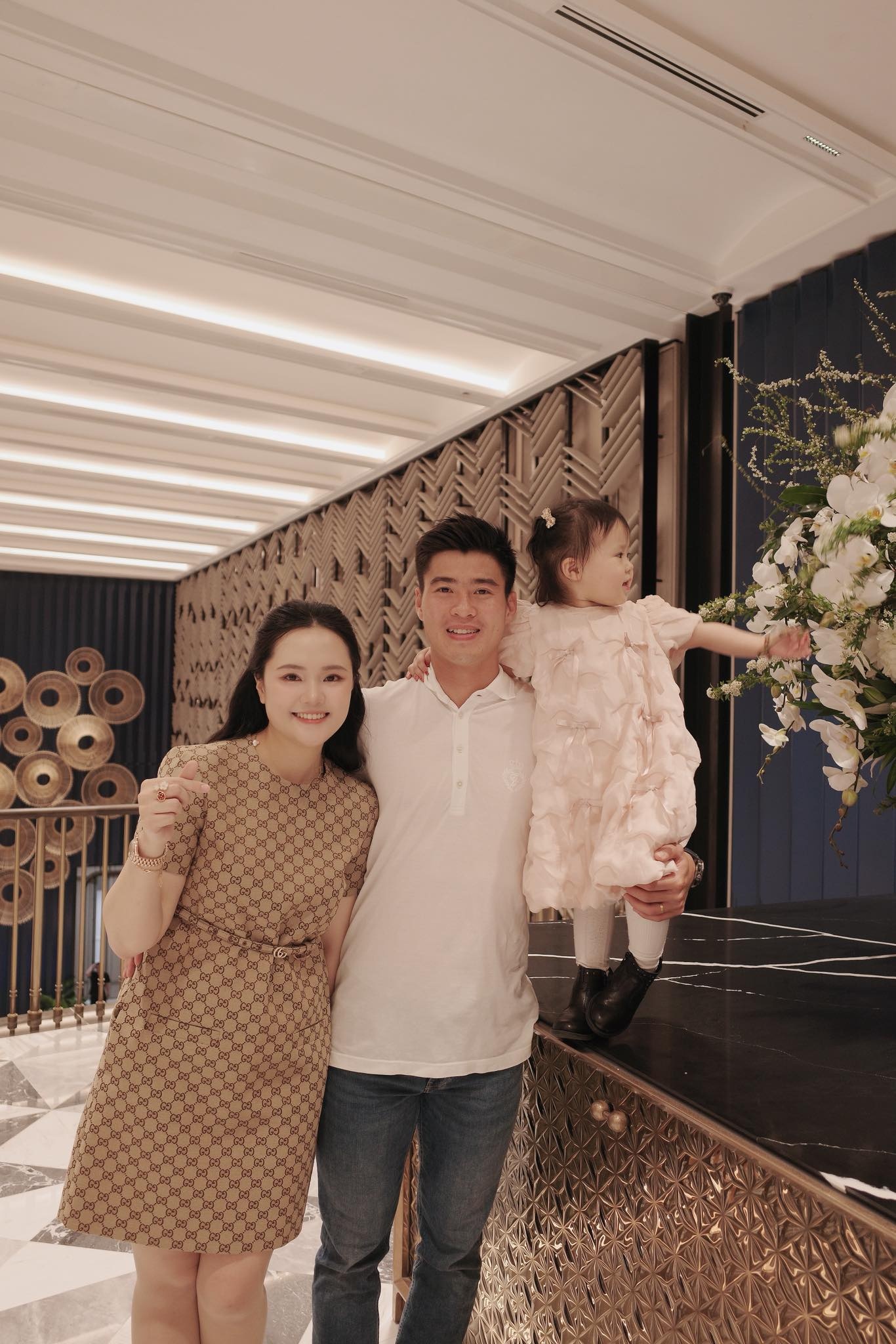 Duy Manh,  WAG,  dam cuoi,  cau thu anh 1