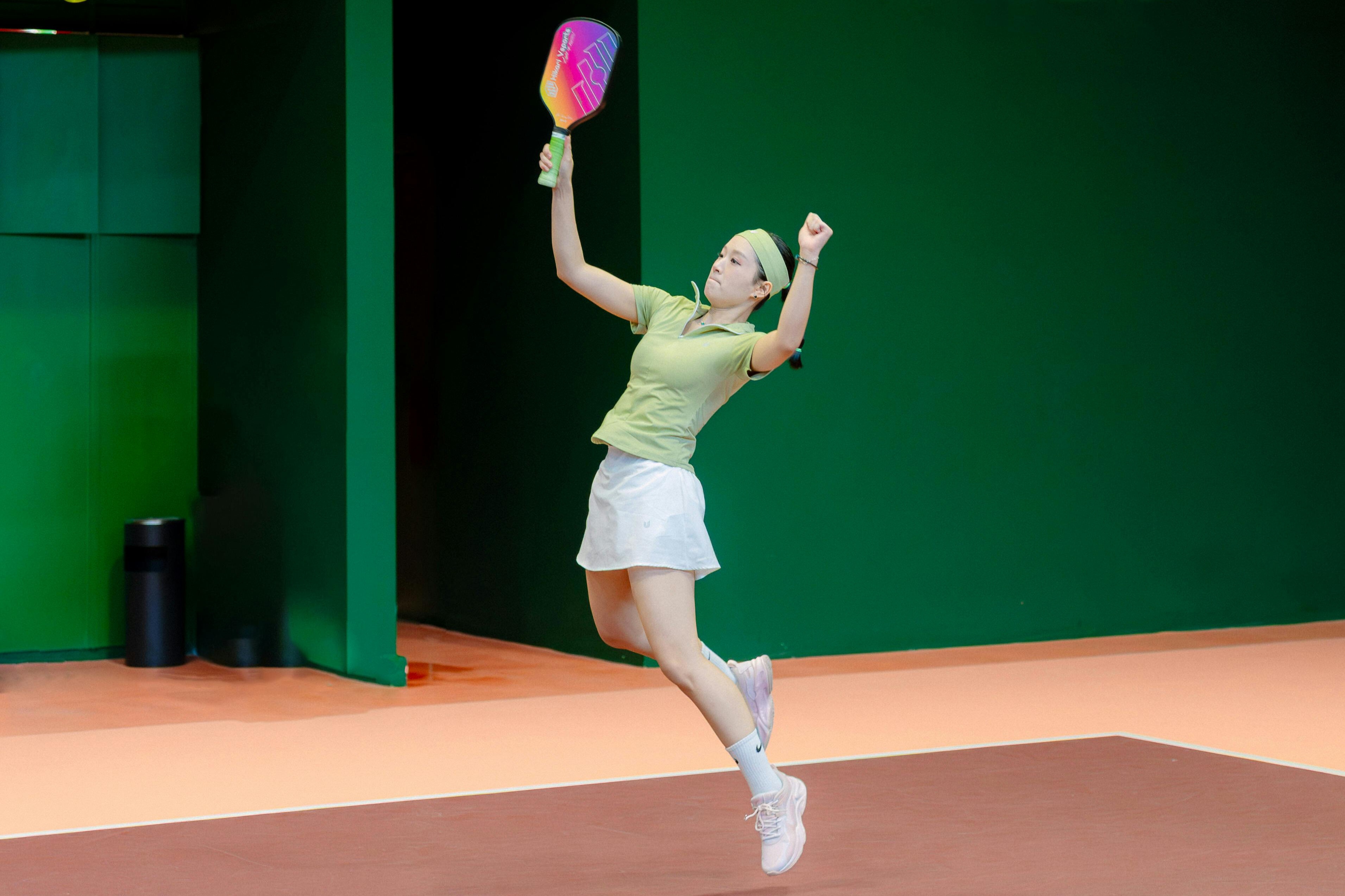 Hiem hoa tu san pickleball tren san thuong, toa nha cao tang hinh anh