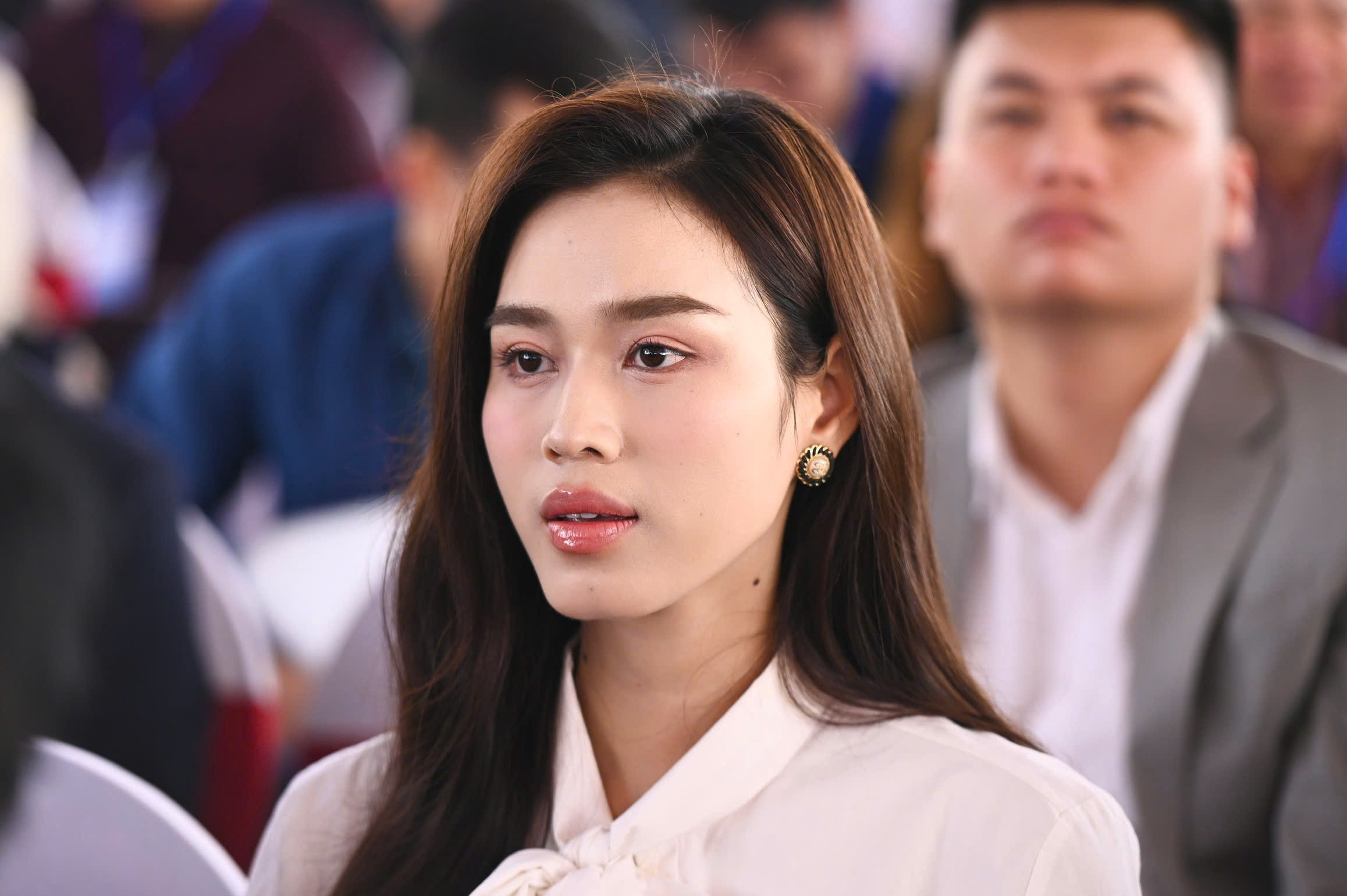 Bong tai Chanel cua Do Thi Ha hinh anh