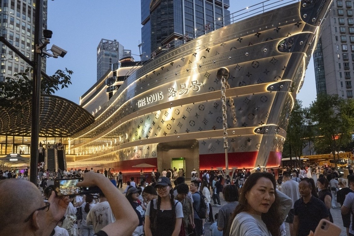 'Du thuyen tren can' dai hon san bong da o Trung Quoc hinh anh