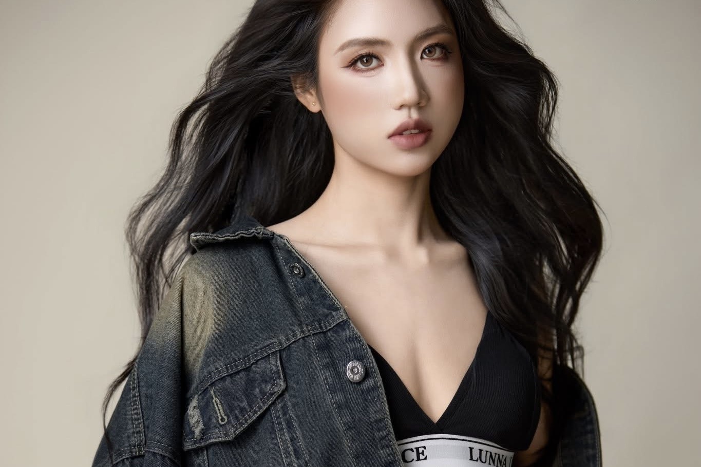 Hot girl bong da Tran Thi Duyen dien noi y sexy hinh anh