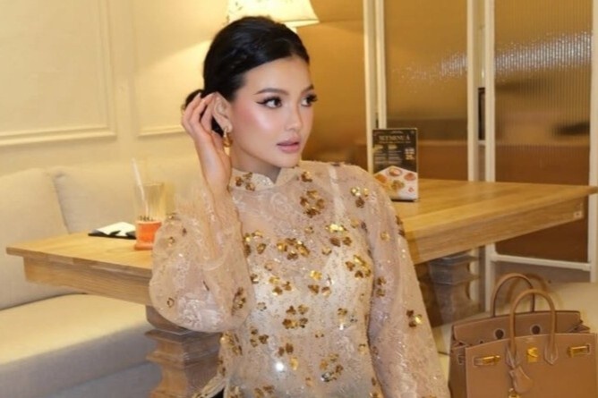 Ao dai 'cach tan' ngay cang bien chat: Tu xuyen thau den phoi ren hinh anh