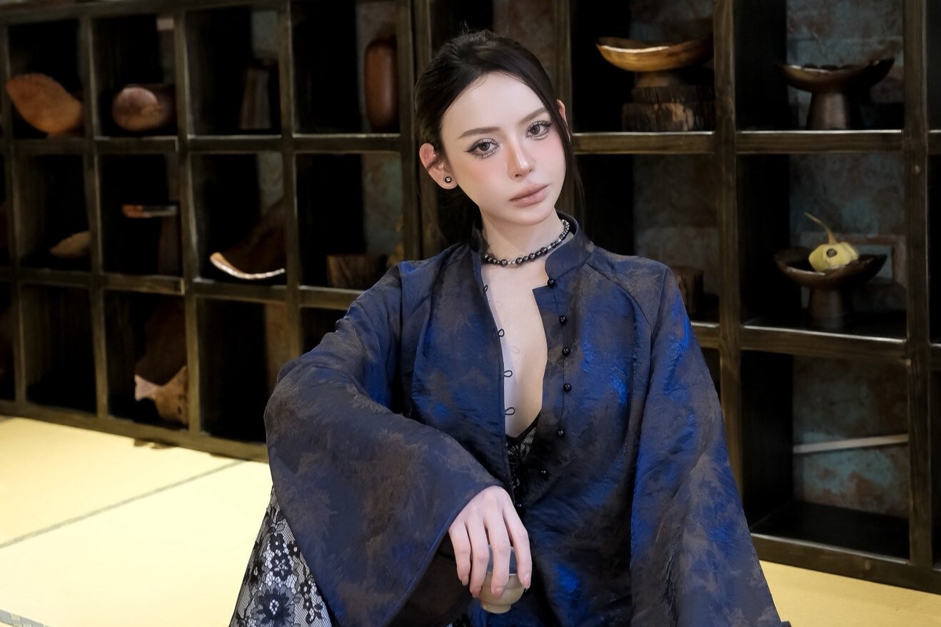 Chu shop Ha Noi len tieng ve 'ao dai' mo khuy, lo nguc hinh anh