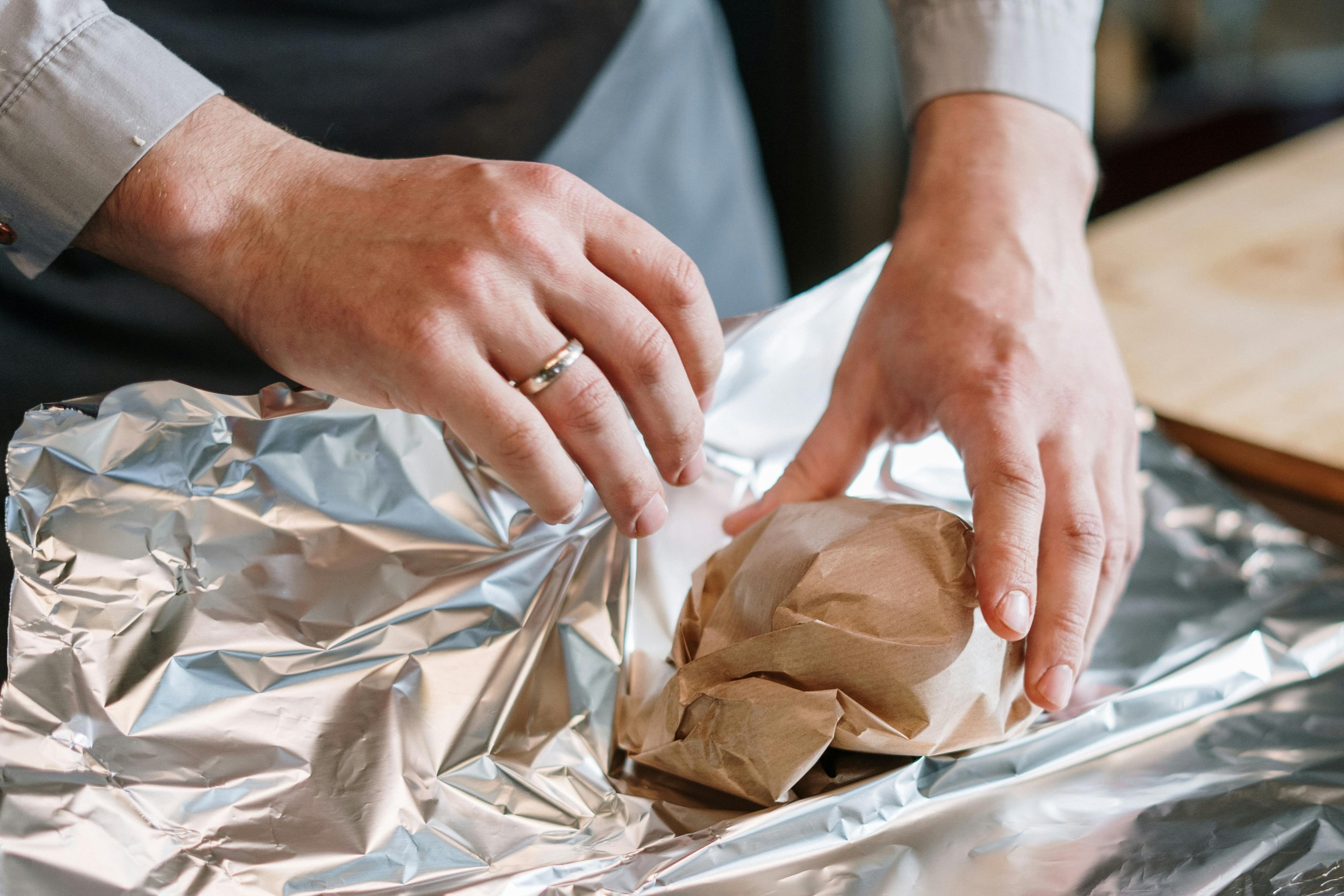 Sai lam khi dung giay bac goi thuc an thua hinh anh