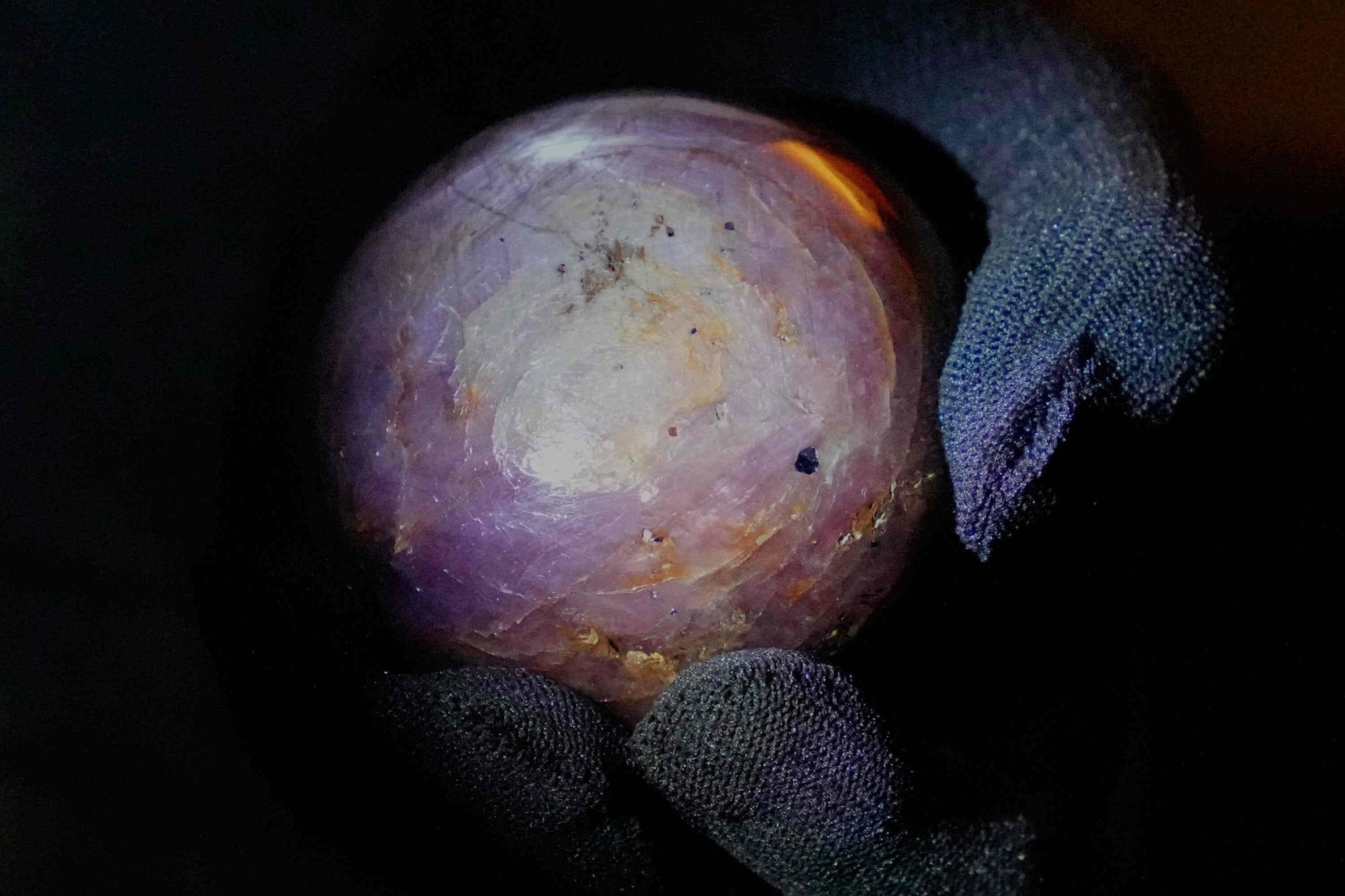 Cong bo vien sapphire sao tim quy hiem lon chua tung thay hinh anh