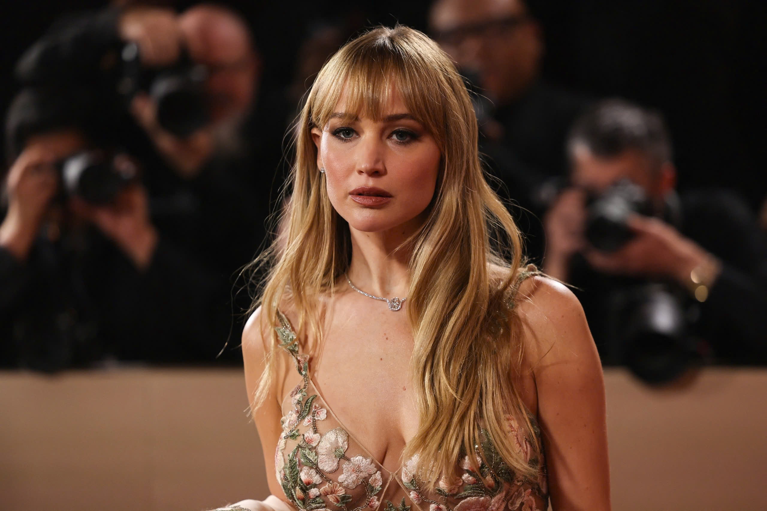 khoa than,  Qua cau Vang,  Lisa,  Jennifer Lawrence,  Jennifer Lopez anh 1