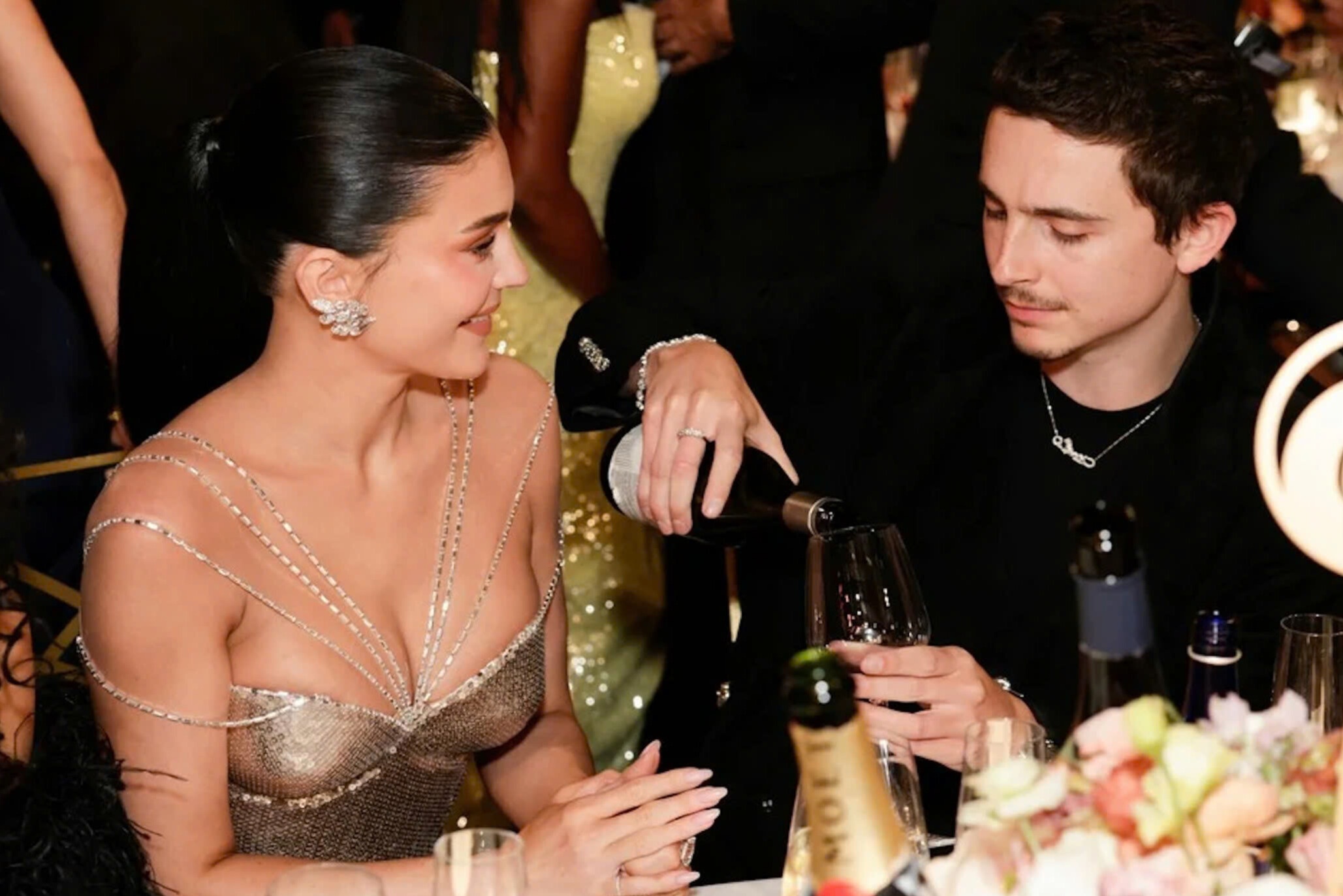 Vay bo sat tao bao cua Kylie Jenner o Qua cau Vang 2026 hinh anh