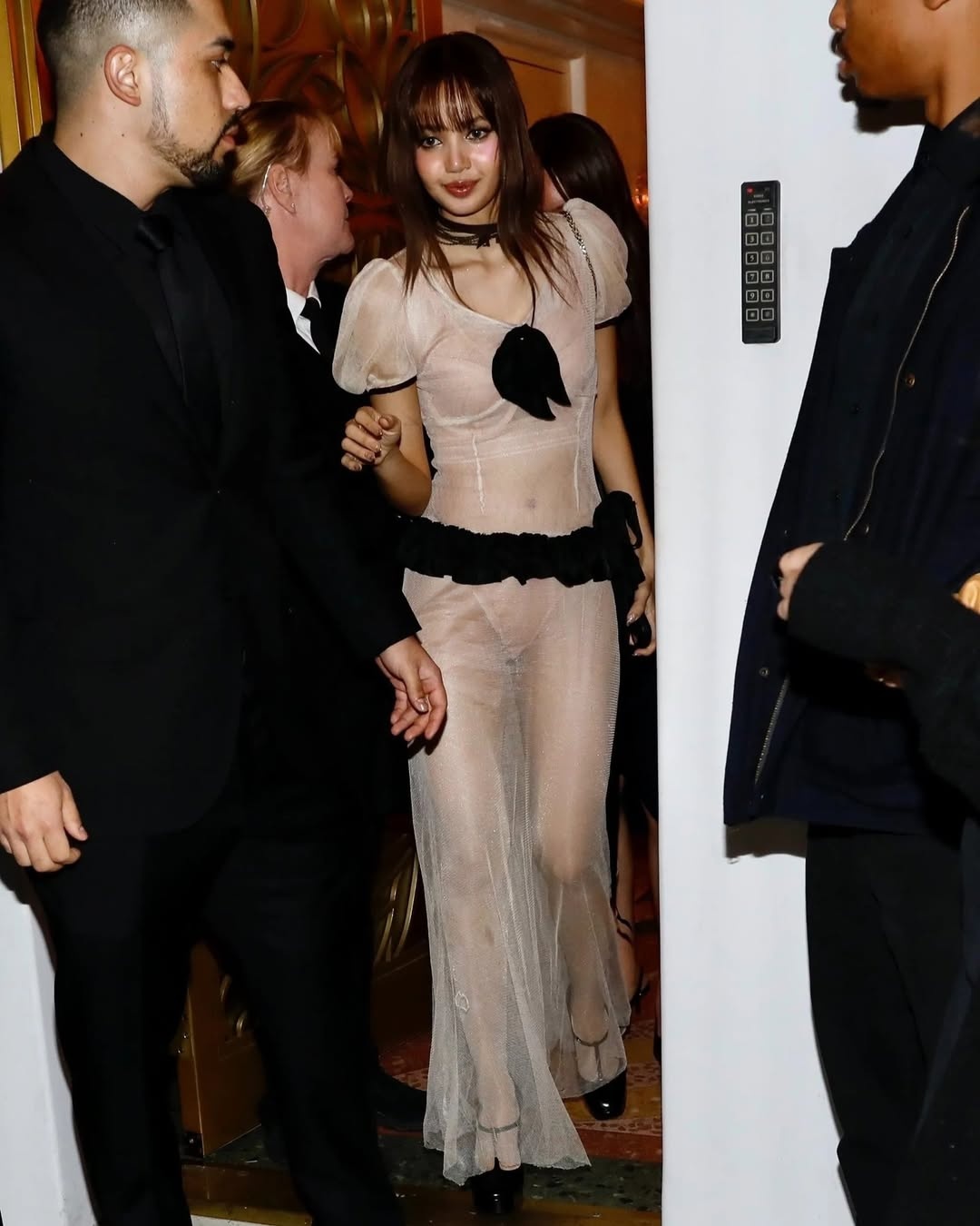 Lisa,  Qua cau Vang,  noi y,  BlackPink anh 1