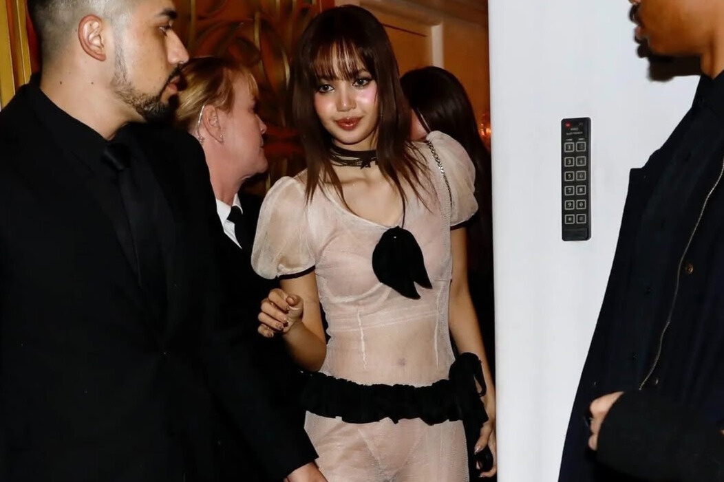 Lisa lai mac vay 'khoa than', lo noi y hong hinh anh