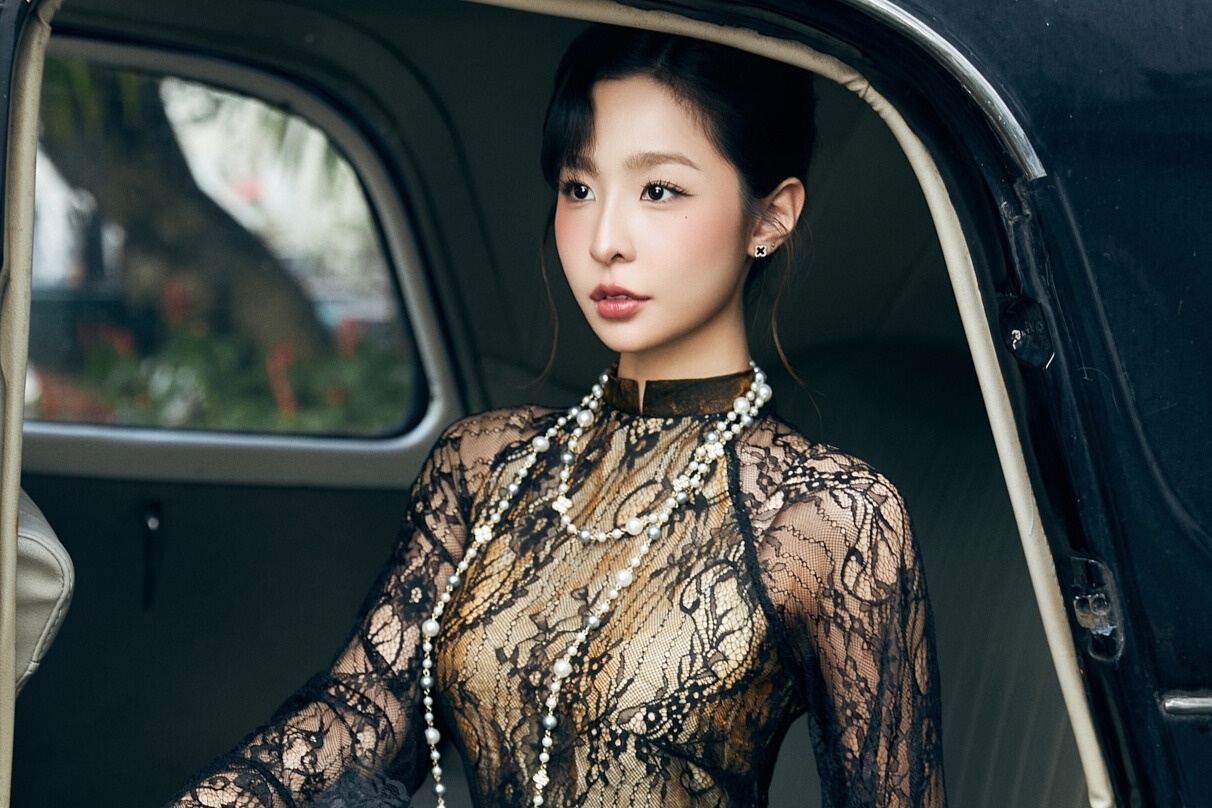 Canh trai nguoc cua ao dai ren xuyen thau hinh anh