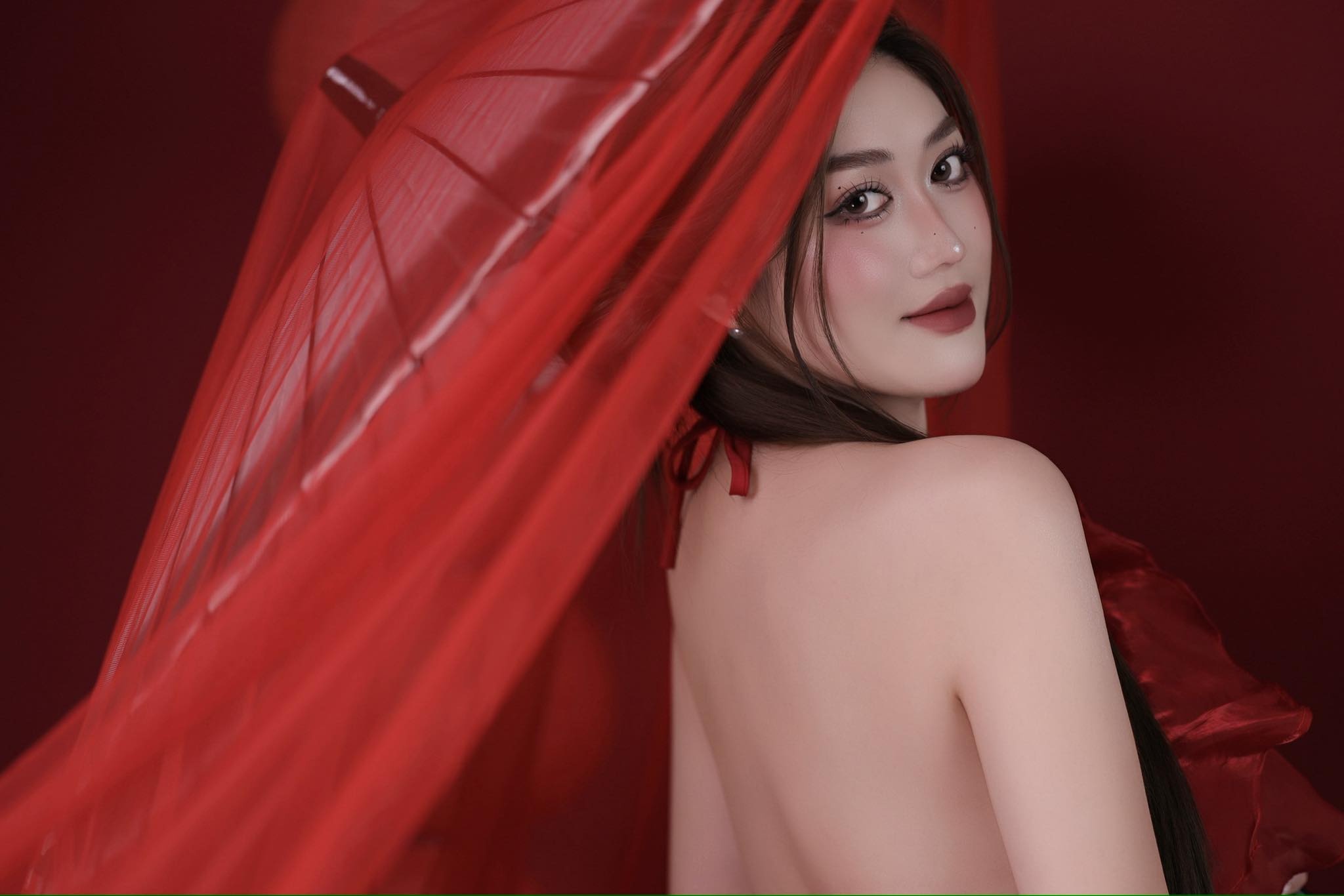 Cuoc song xa hoa cua ban gai tin don Dinh Bac hinh anh