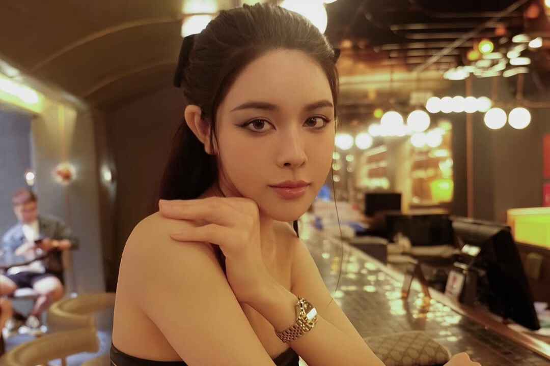 Cuoc song xa hoa cua ban gai cau thu Van Thanh hinh anh