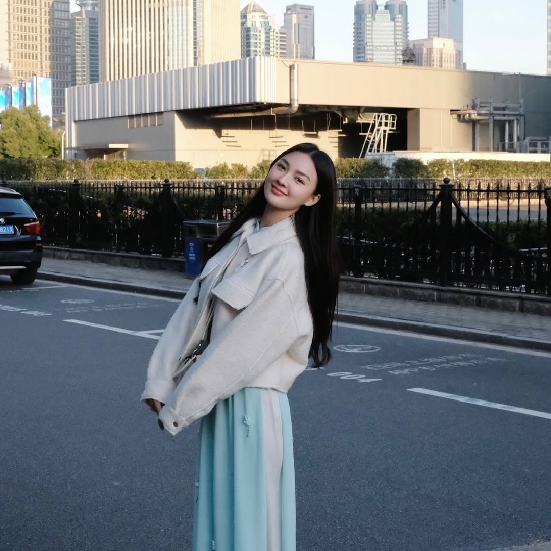 Dinh Bac,  A hau,  Hoa hau anh 10