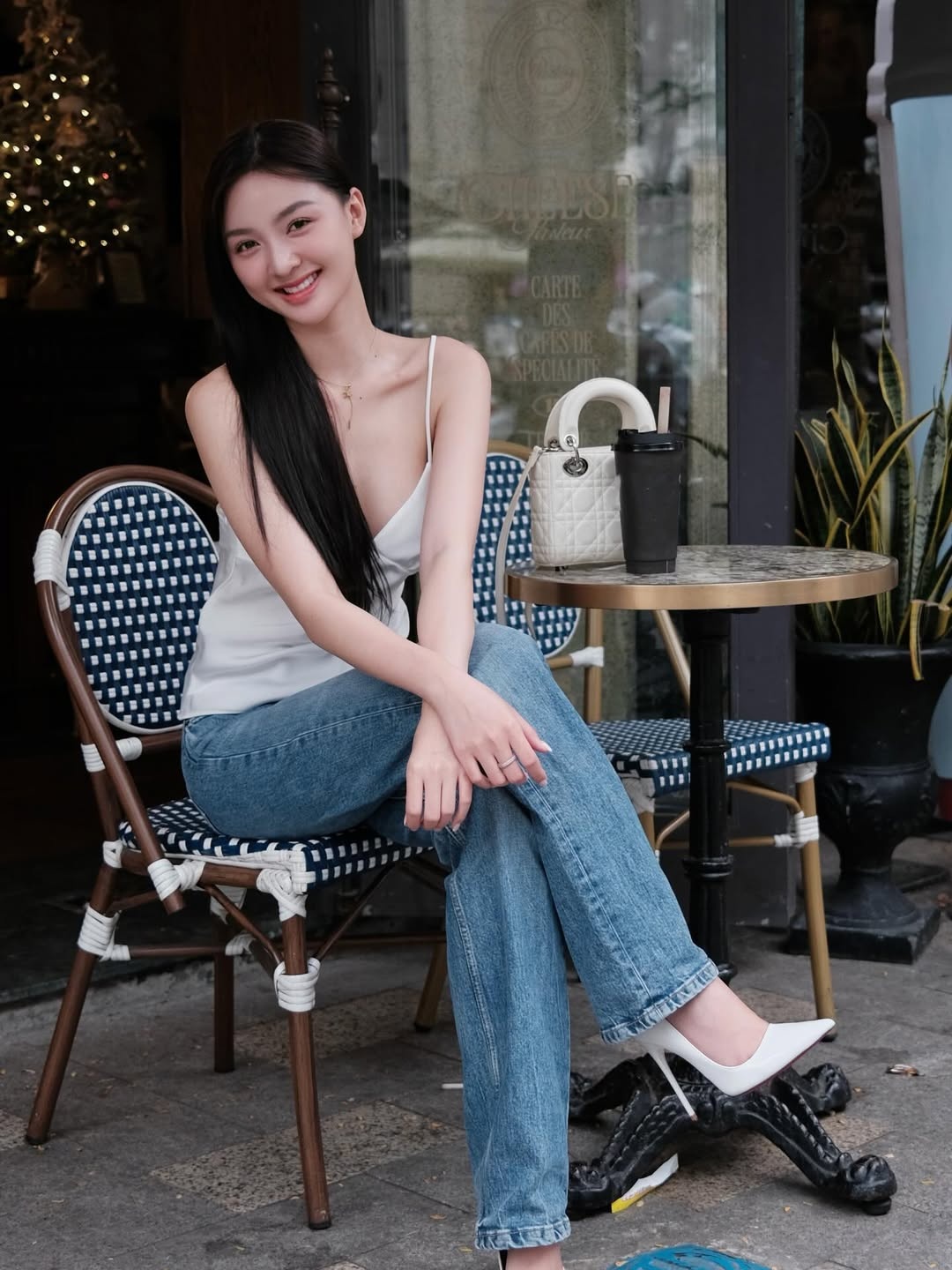 Dinh Bac,  A hau,  Hoa hau anh 4