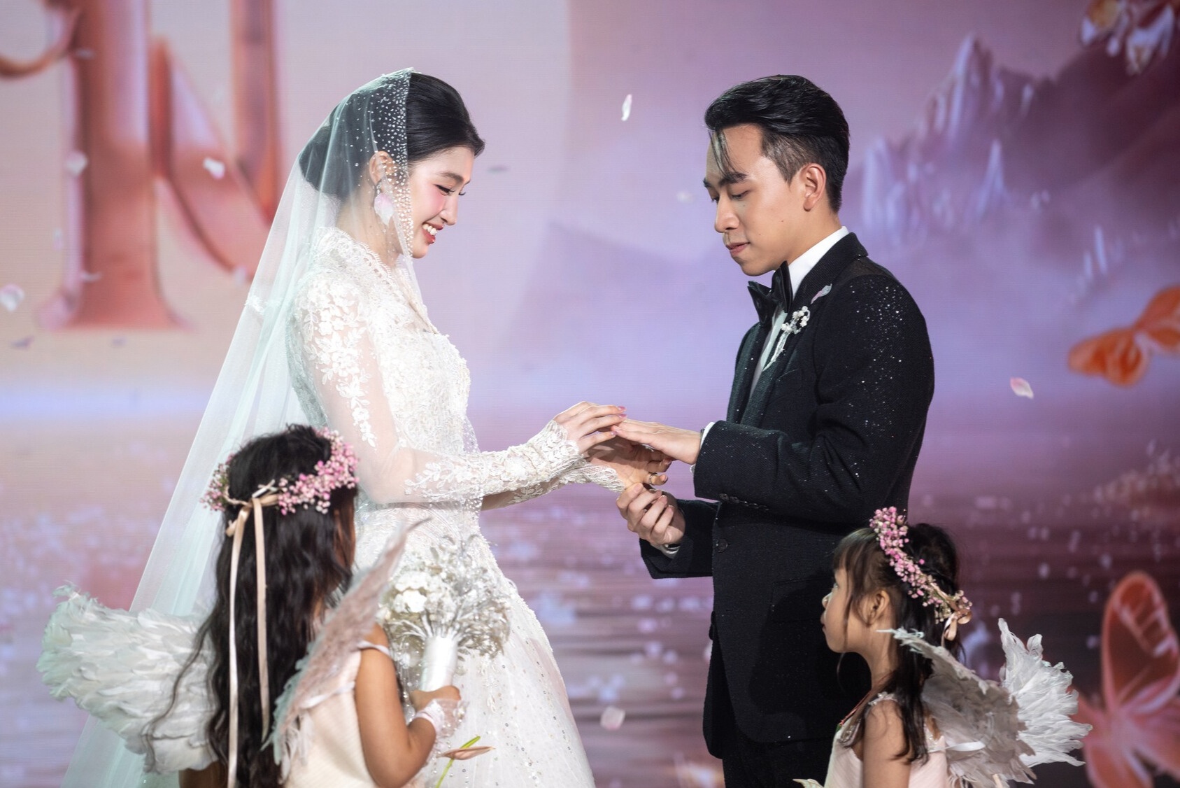 Phuong Nhi dien vay cuoi ren canh chong Minh Hoang hinh anh