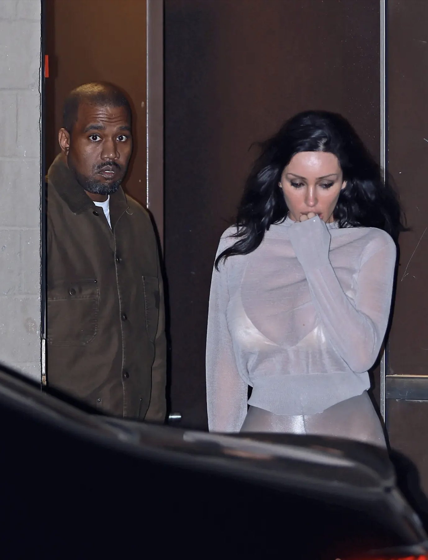 xuyen thau,  Bianca Censori,  khong quan anh 1