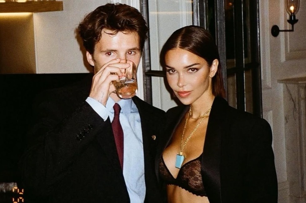 Dong thai cua ban gai cac con trai Beckham giua on ao hinh anh