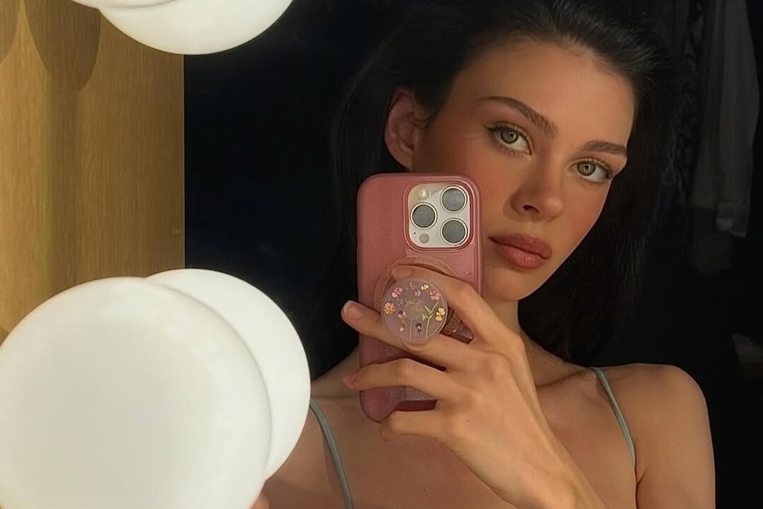 Vo, ban gai cua cac con trai Beckham giua on ao hinh anh