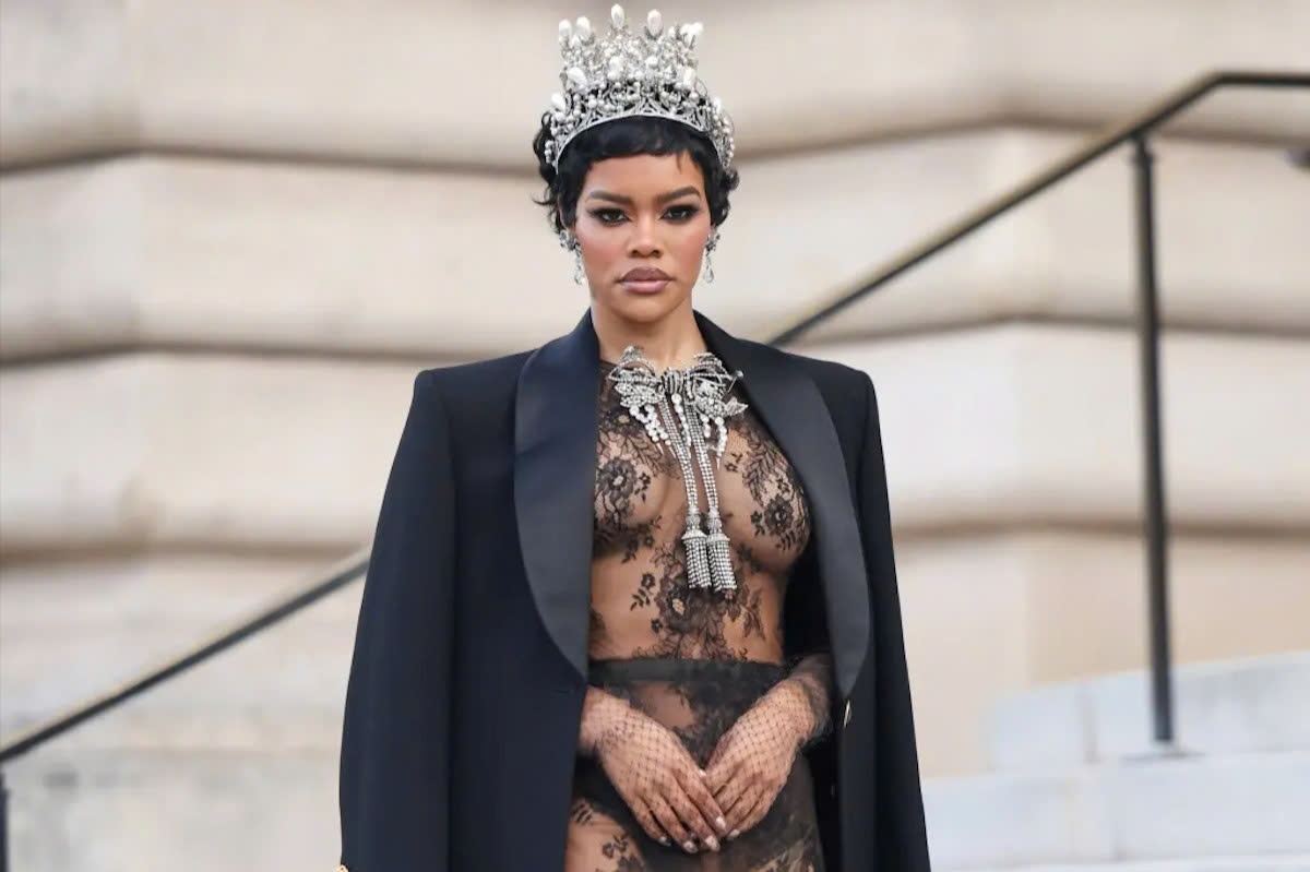 Chiec vay xuyen thau gay soc o Paris hinh anh