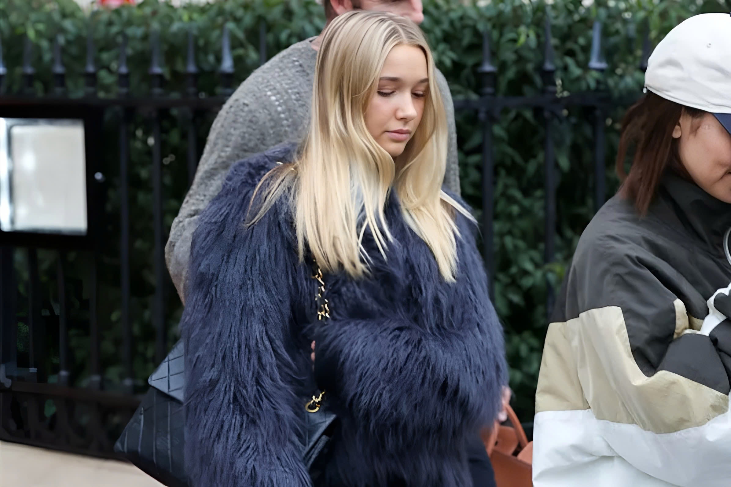 Con gai David Beckham het 'chin ep' hinh anh