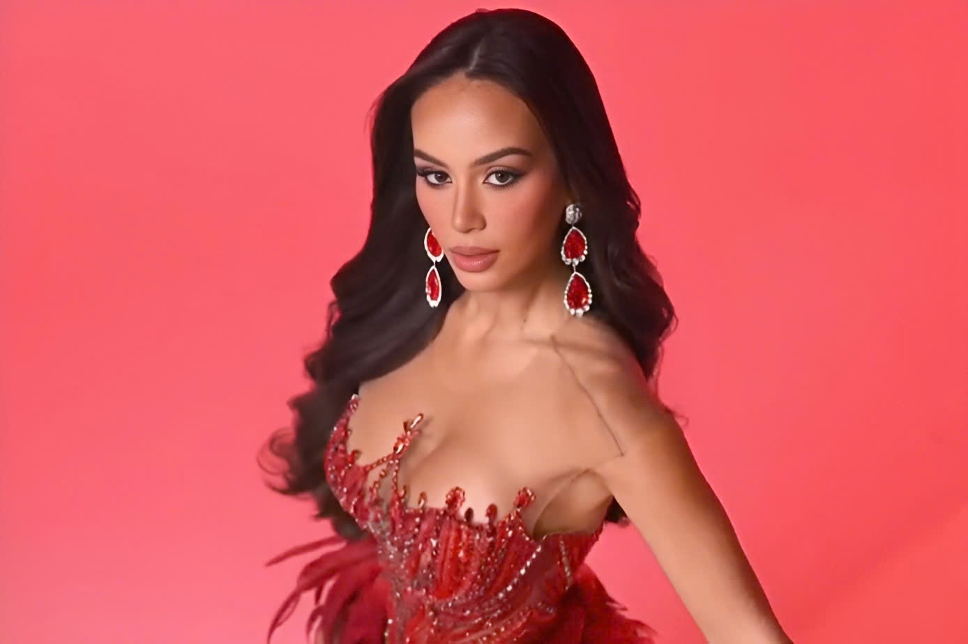 Hoa hau Lien luc dia 2024 mac vay cua NTK Viet hinh anh