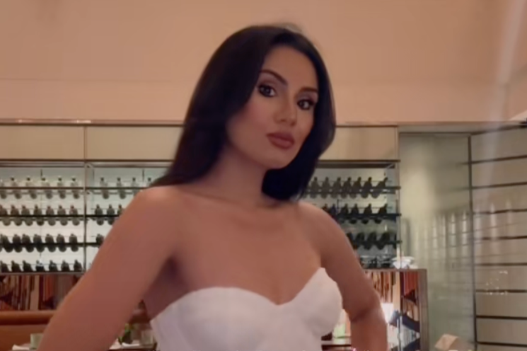 Loi song xa hoa cua con gai ong trum dau mo Iran hinh anh