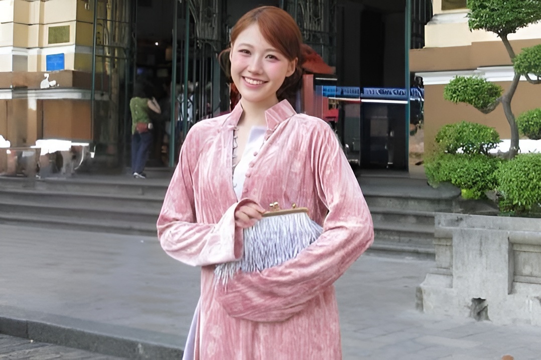 'Ao dai' xe nguc cua em gai Tran Thanh bi chi trich hinh anh