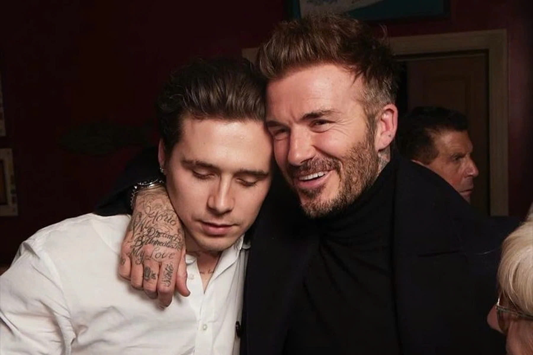 Brooklyn Beckham che hinh xam ve cha hinh anh