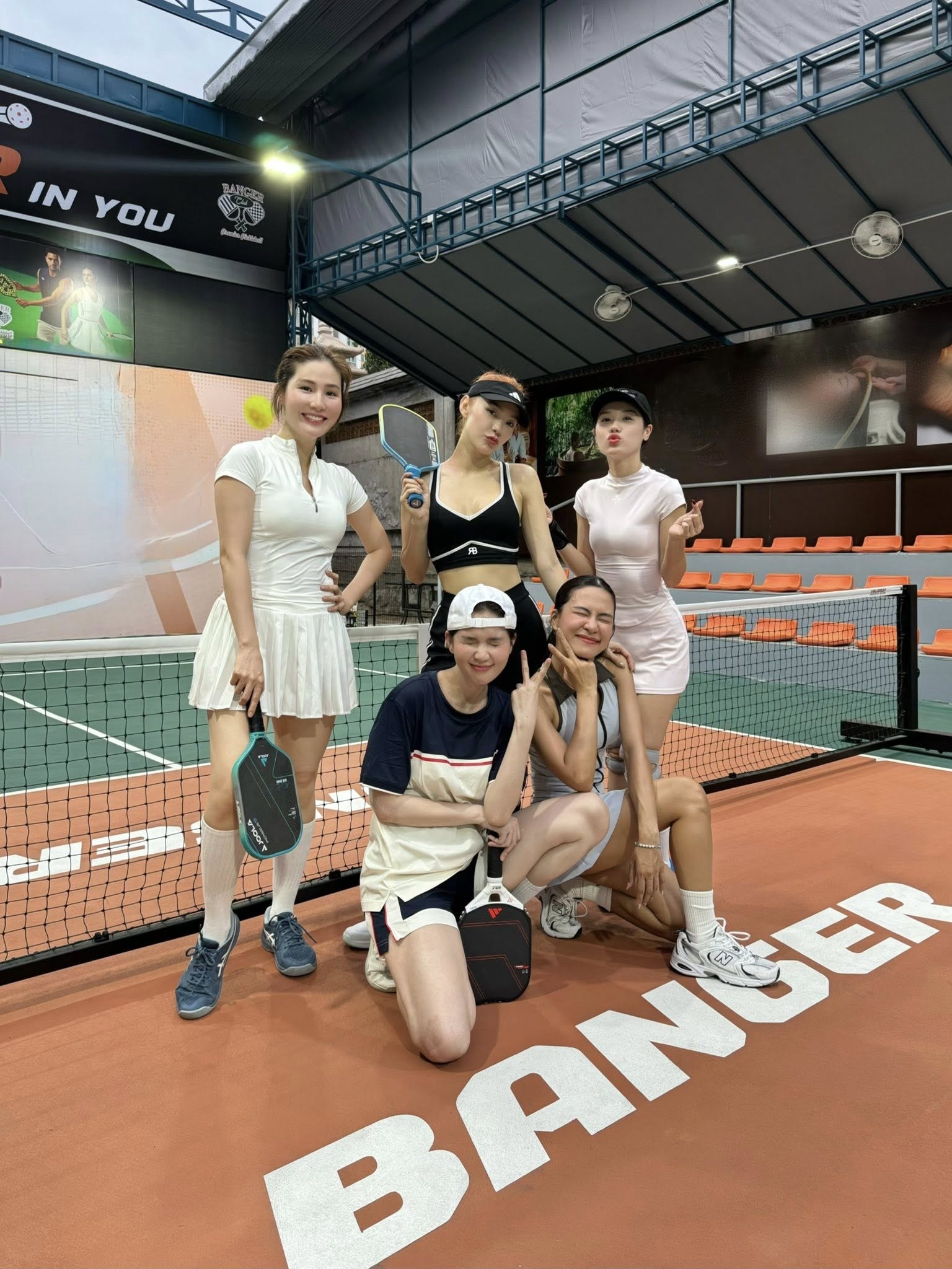 Ngoc Trinh,  Minh Hang anh 1