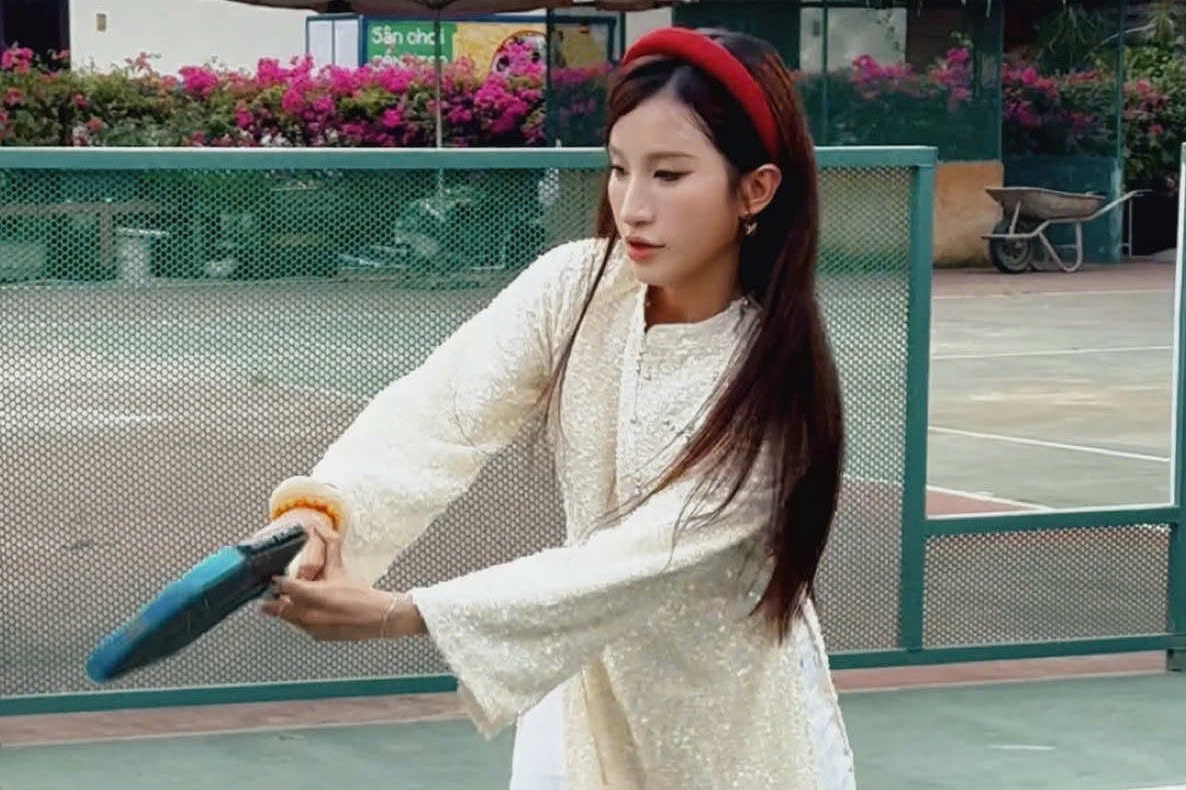 Dua nhau mac ao dai choi pickleball dip Tet hinh anh