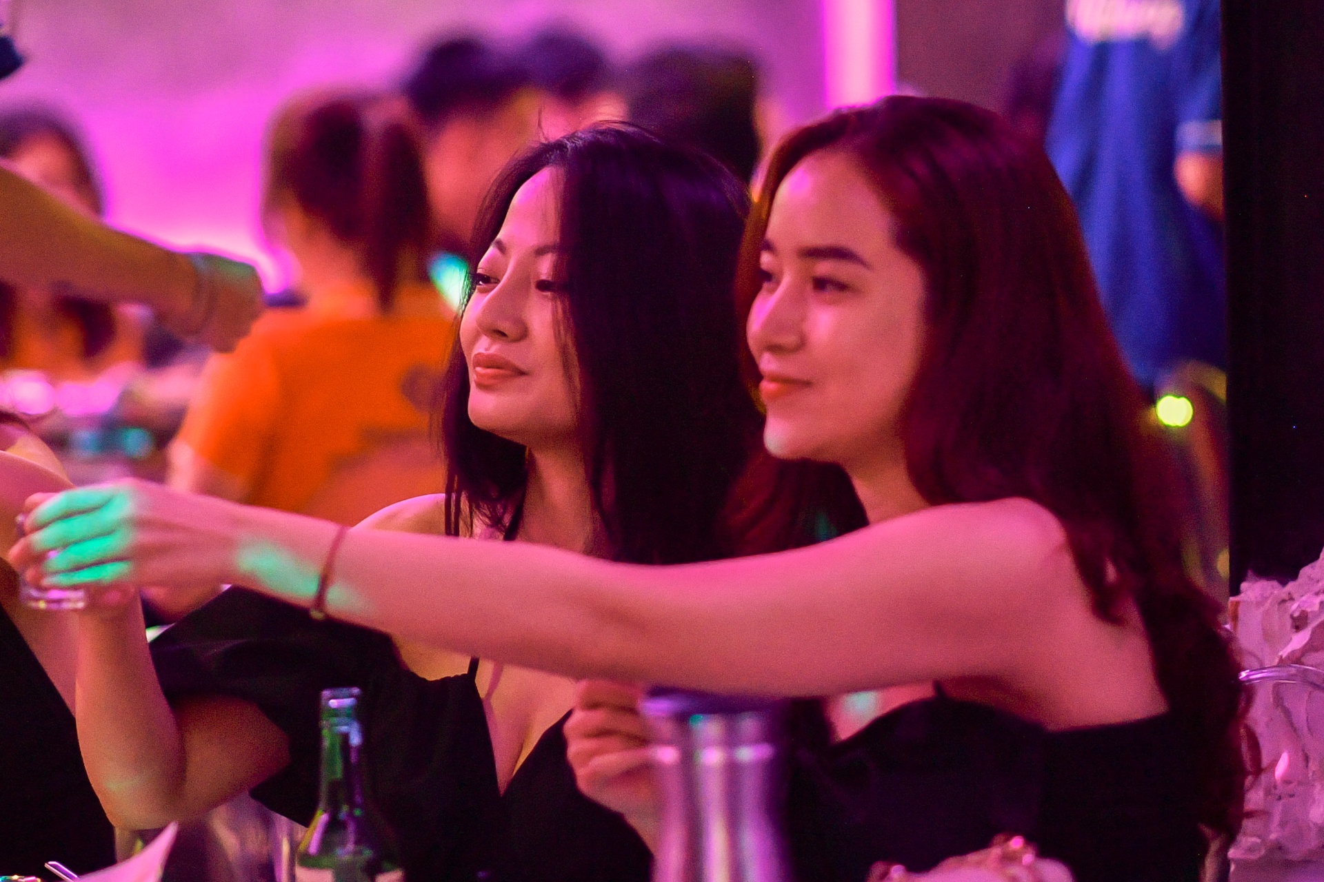 Cong ty no luong, cham thuong Tet nhung van lam tiec tat nien 'khung' hinh anh