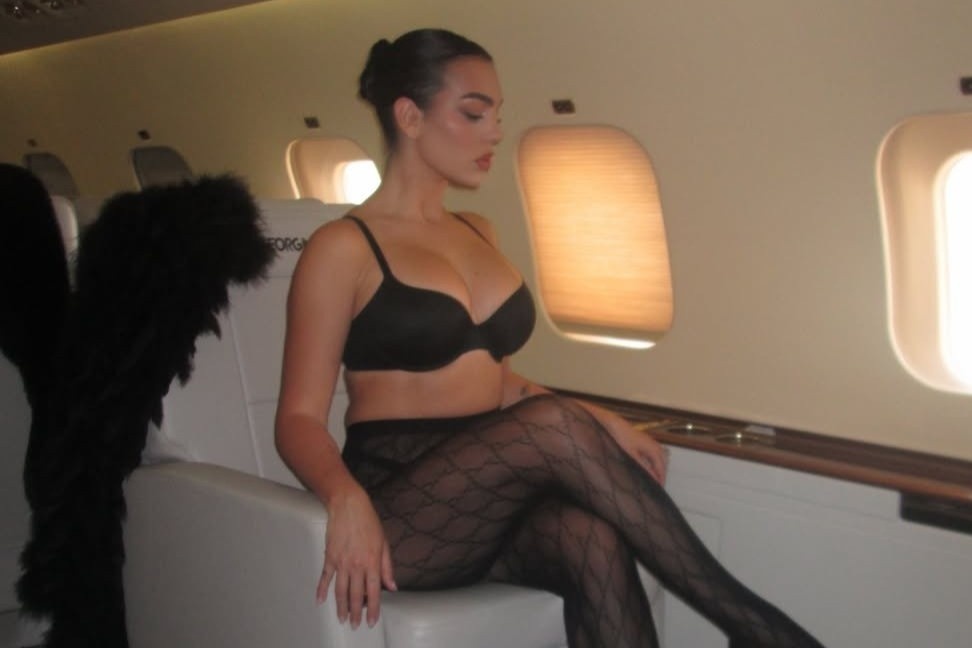 Mot khong quan cua ban gai Ronaldo hinh anh