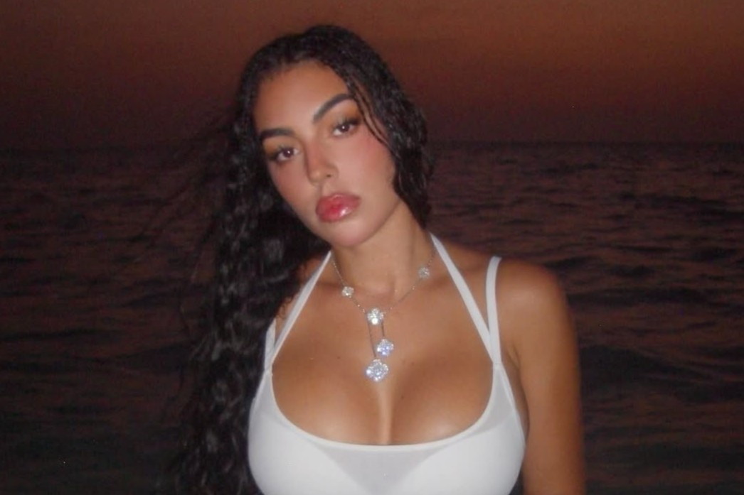 Cu lot xac sau 10 nam cua ban gai Ronaldo hinh anh