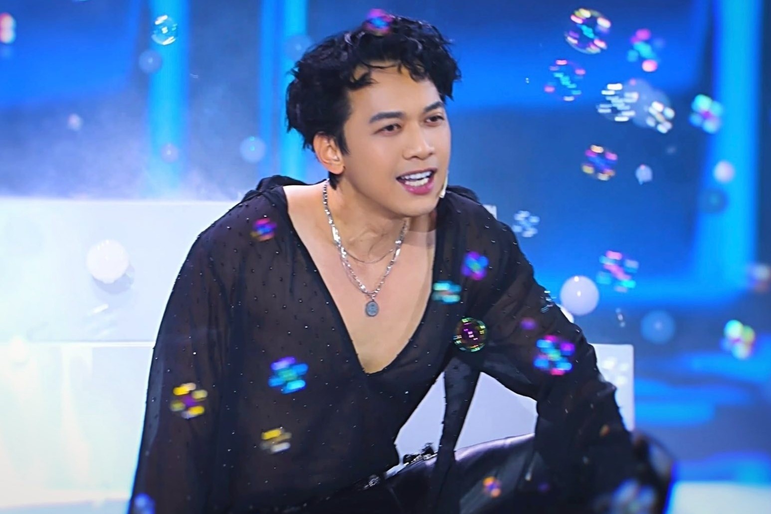 Chu tich ACB mac xuyen thau hinh anh