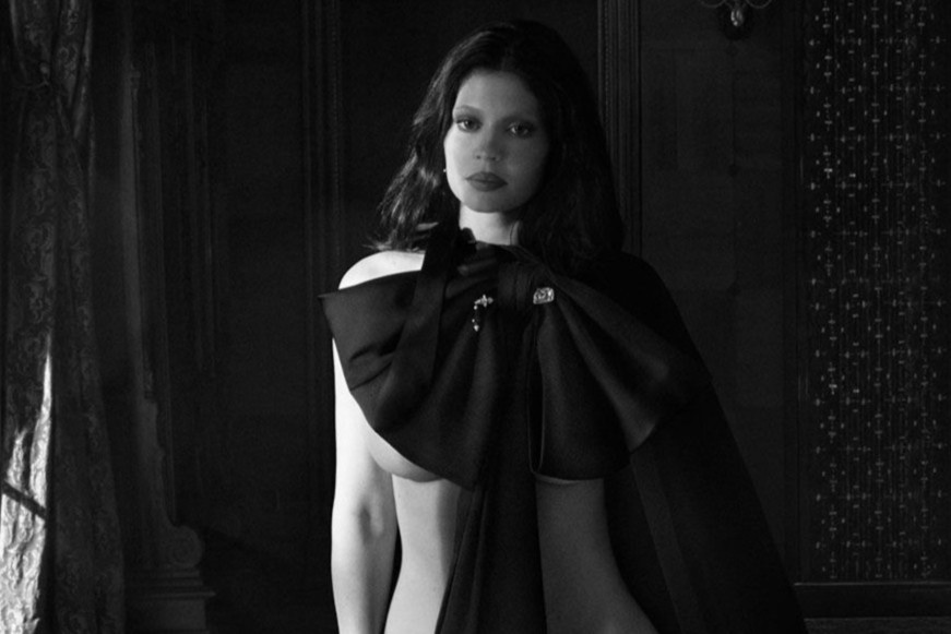 Kylie Jenner chi mac moi no Chanel khong lo hinh anh